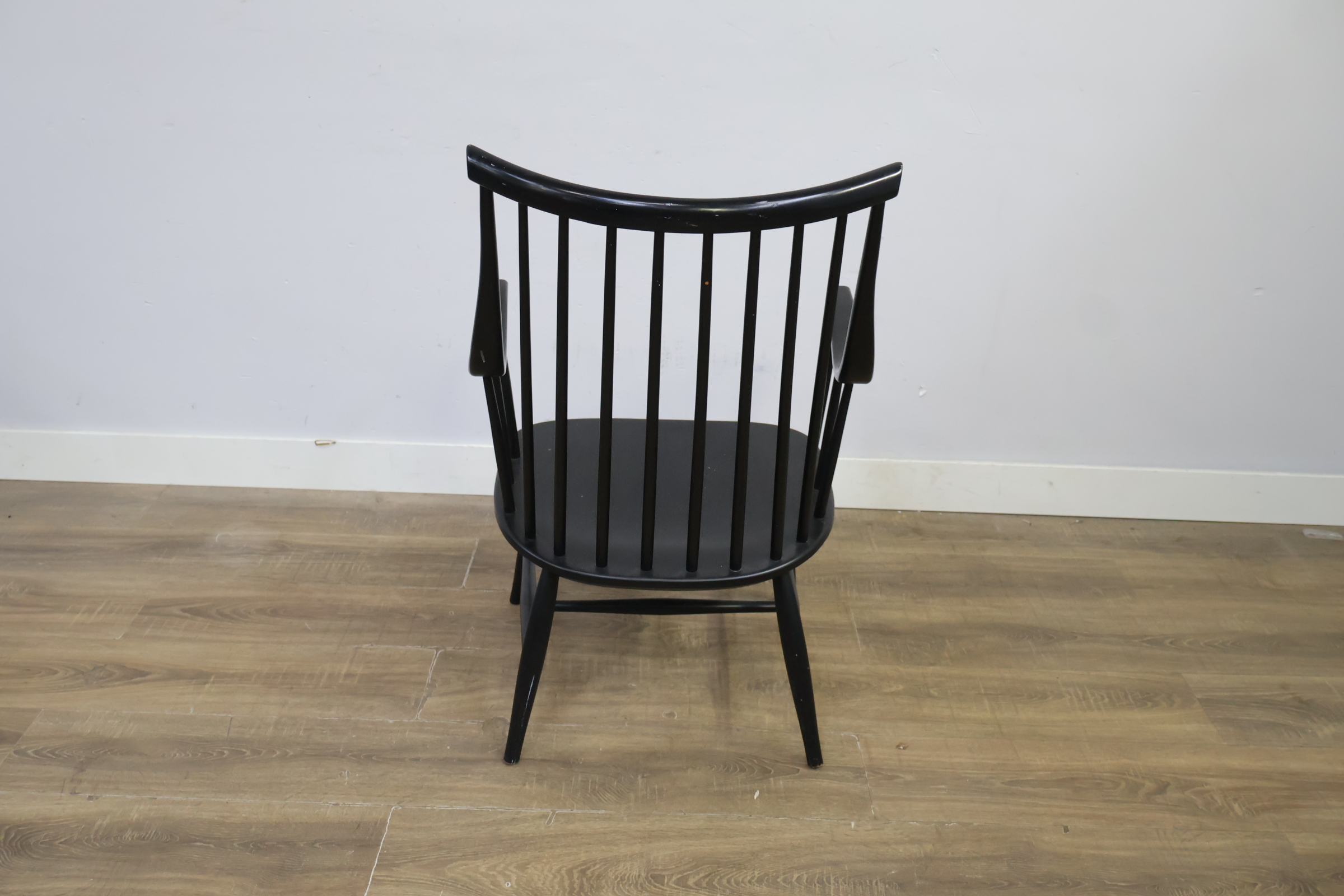 Zwarte houten armstoel met spijlenrugleuning – foto 5 – kavel bij GSD Auctions, Zoeterwoude