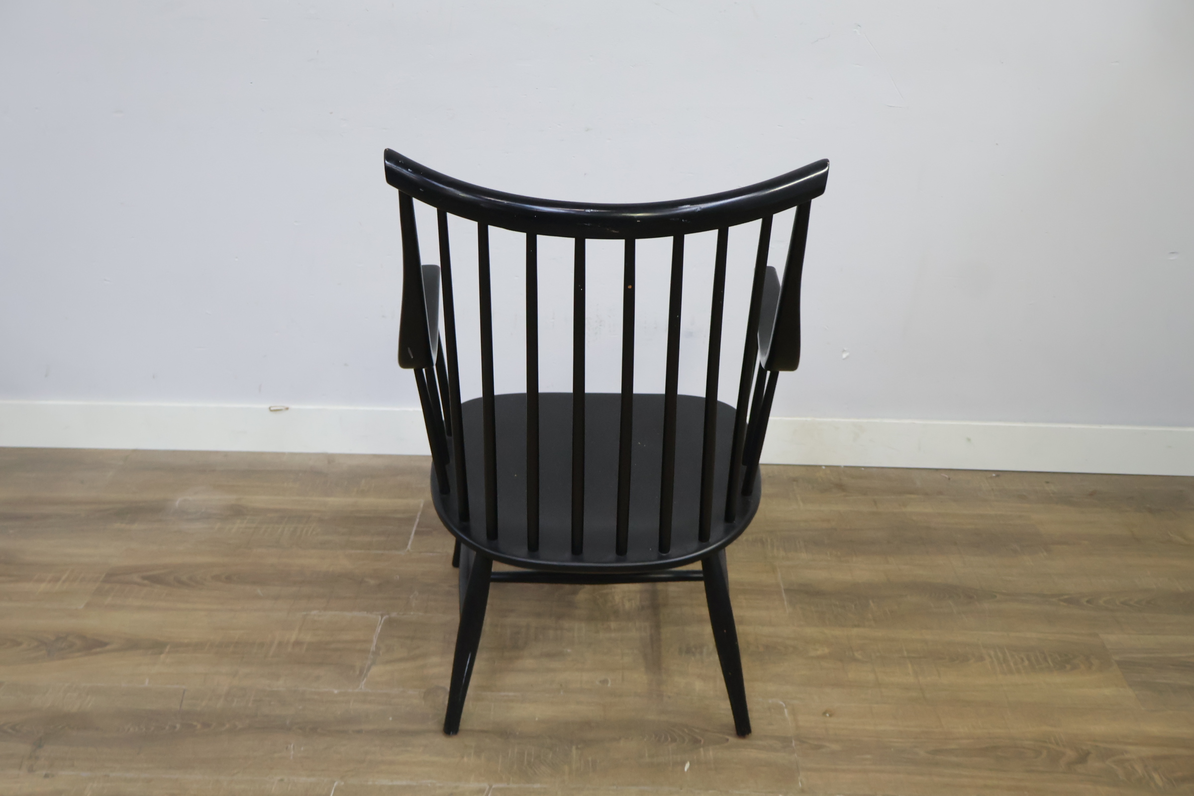 Zwarte houten armstoel met spijlenrugleuning – foto 6 – kavel bij GSD Auctions, Zoeterwoude