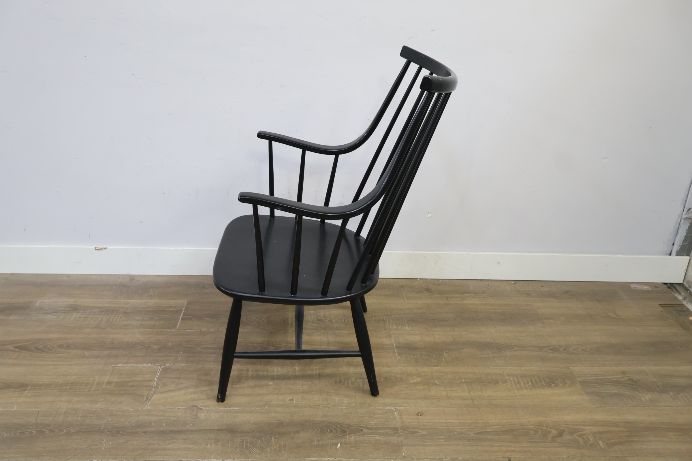 Zwarte houten armstoel met spijlenrugleuning – foto 7 – kavel bij GSD Auctions, Zoeterwoude