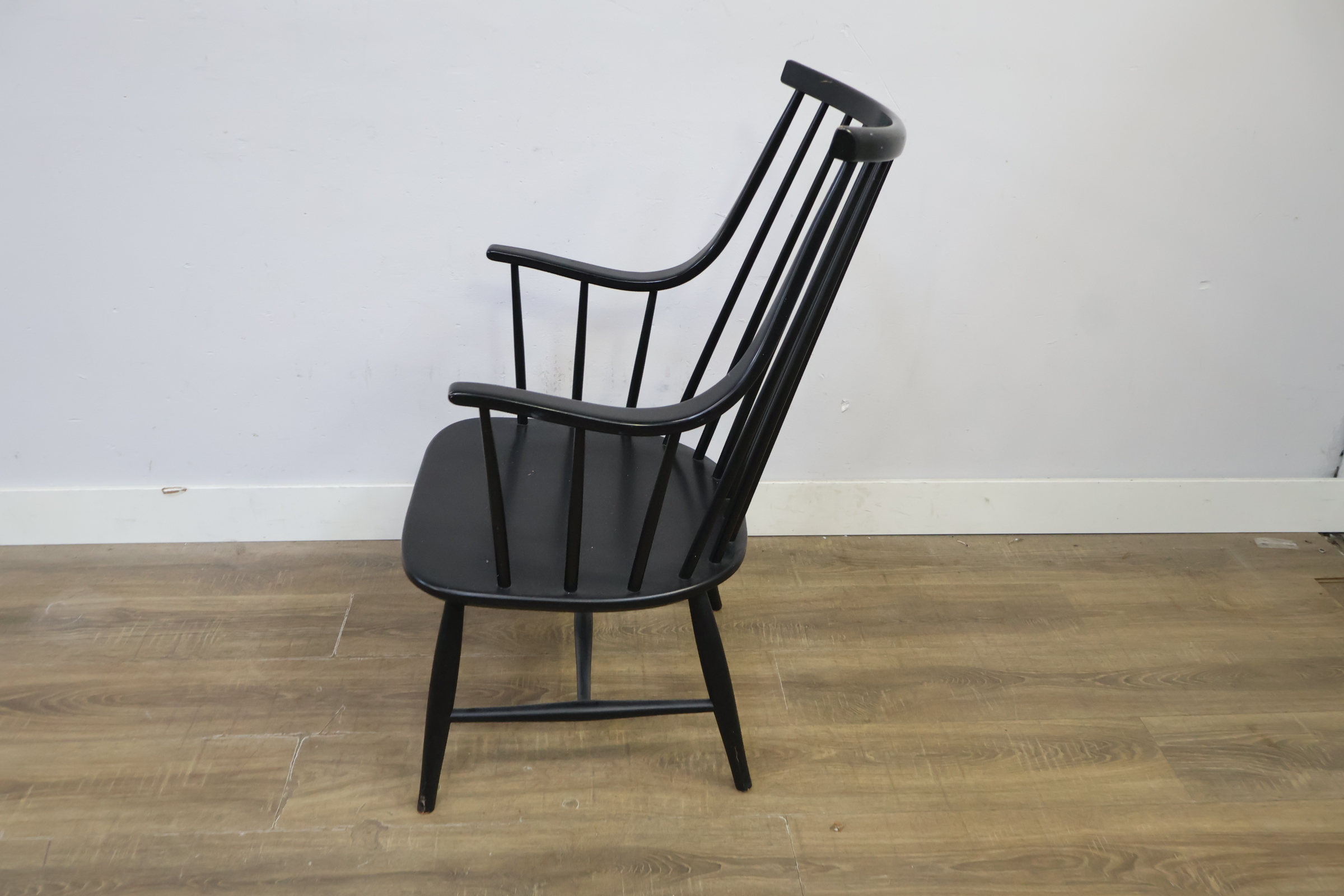 Zwarte houten armstoel met spijlenrugleuning – foto 8 – kavel bij GSD Auctions, Zoeterwoude