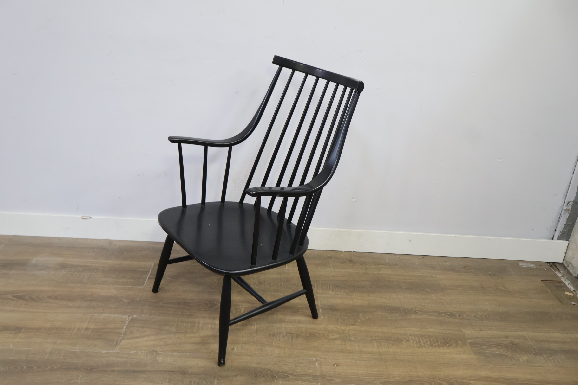 Zwarte houten armstoel met spijlenrugleuning – foto 9 – kavel bij GSD Auctions, Zoeterwoude
