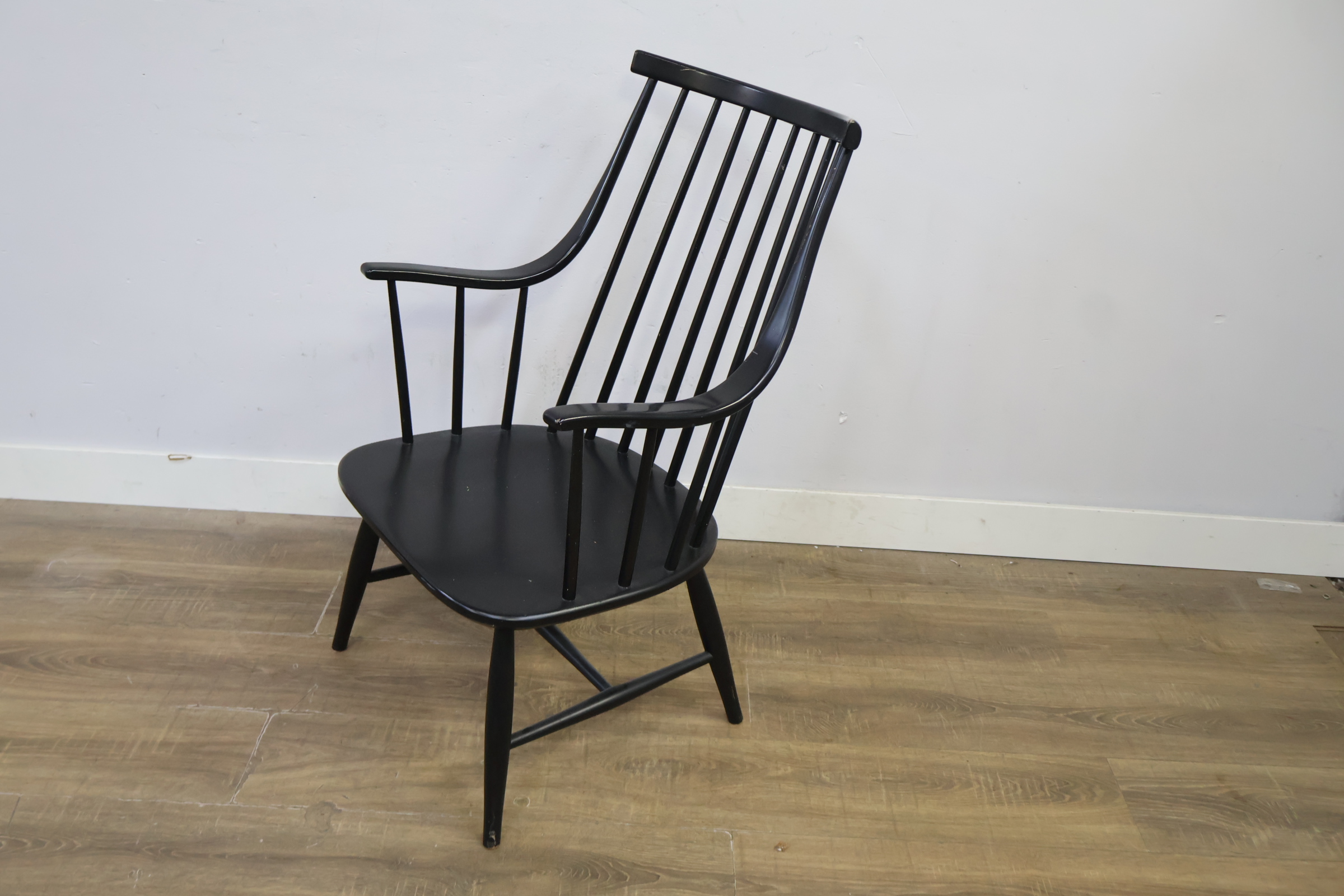 Zwarte houten armstoel met spijlenrugleuning – foto 10 – kavel bij GSD Auctions, Zoeterwoude