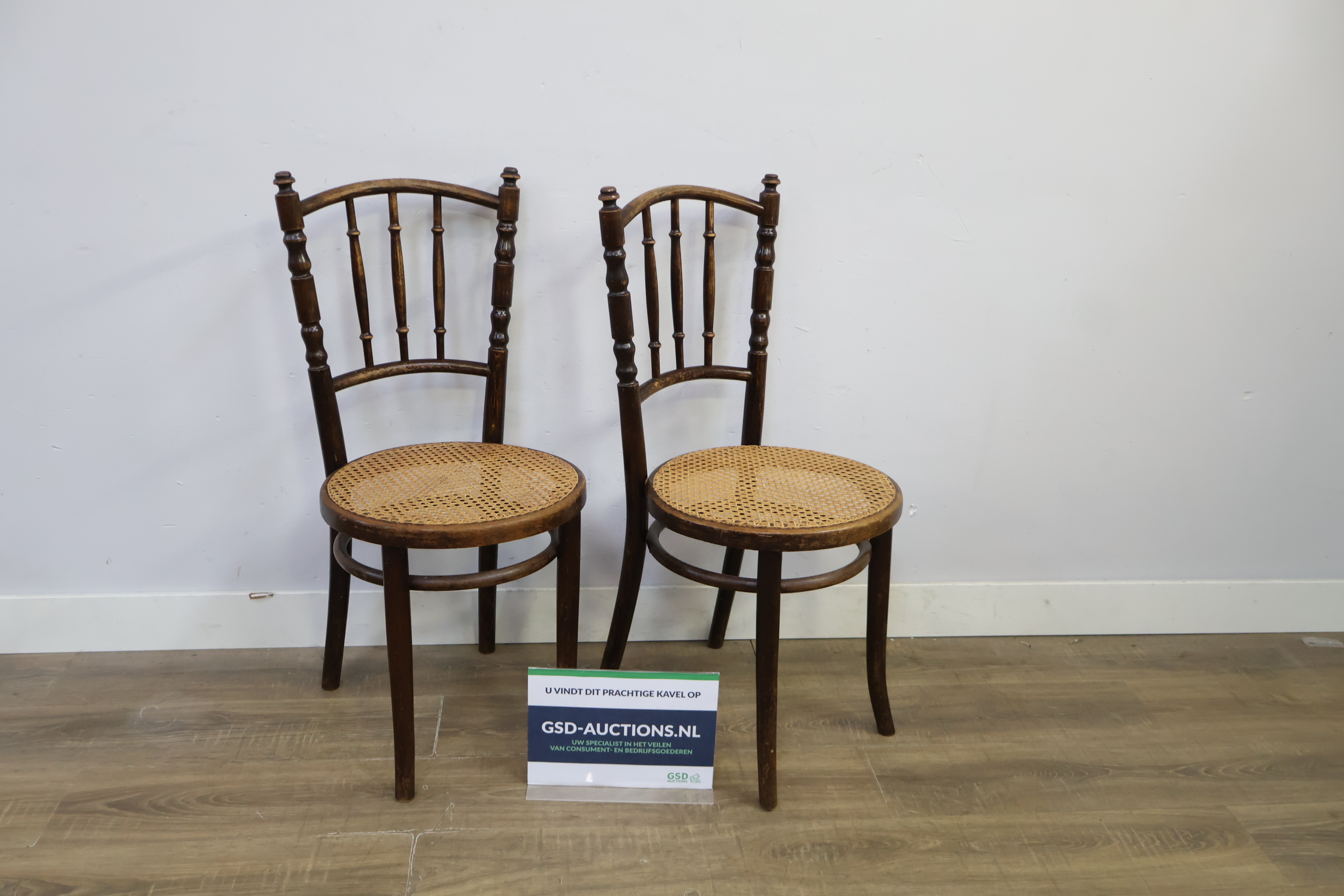 Set van 2 houten vintage stoelen met gevlochten zitting – foto 2 – kavel bij GSD Auctions, Zoeterwoude