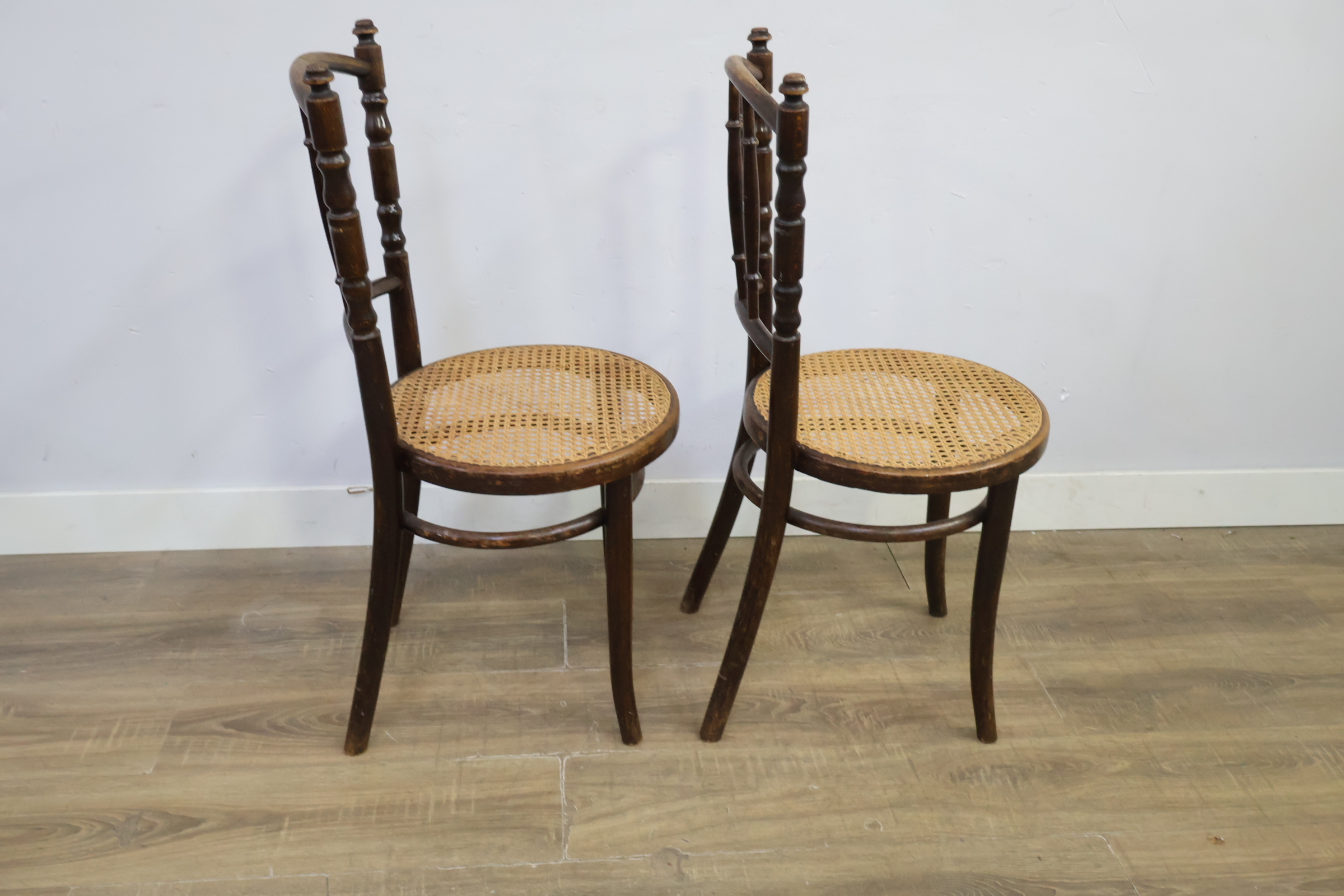 Set van 2 houten vintage stoelen met gevlochten zitting – foto 3 – kavel bij GSD Auctions, Zoeterwoude
