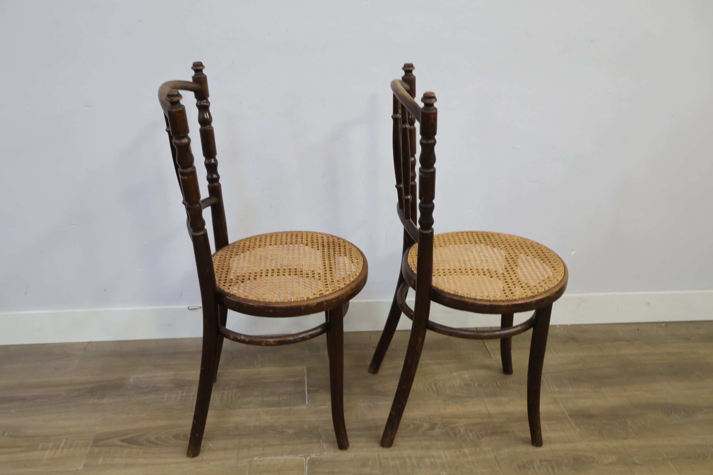 Set van 2 houten vintage stoelen met gevlochten zitting – foto 4 – kavel bij GSD Auctions, Zoeterwoude