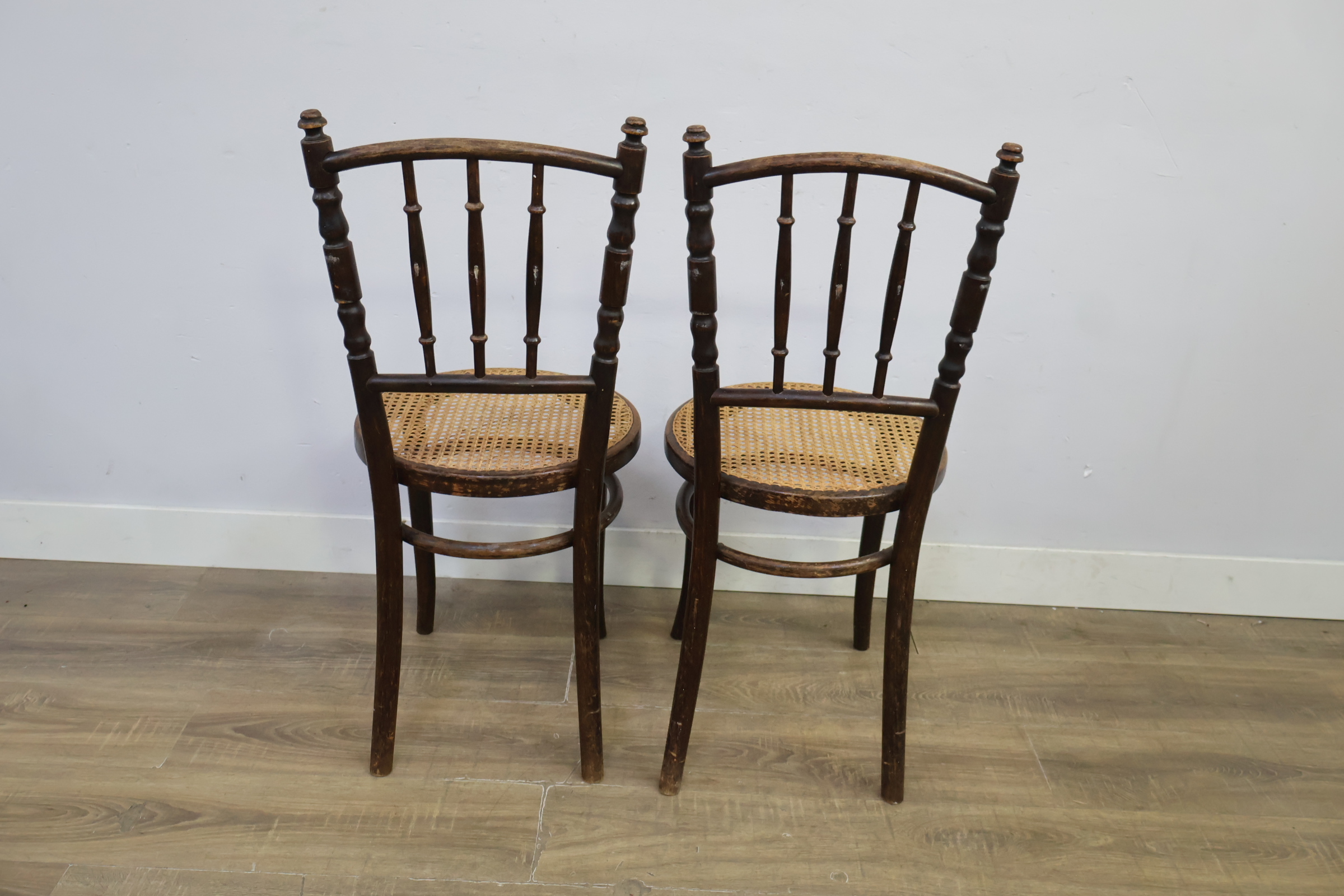 Set van 2 houten vintage stoelen met gevlochten zitting – foto 5 – kavel bij GSD Auctions, Zoeterwoude