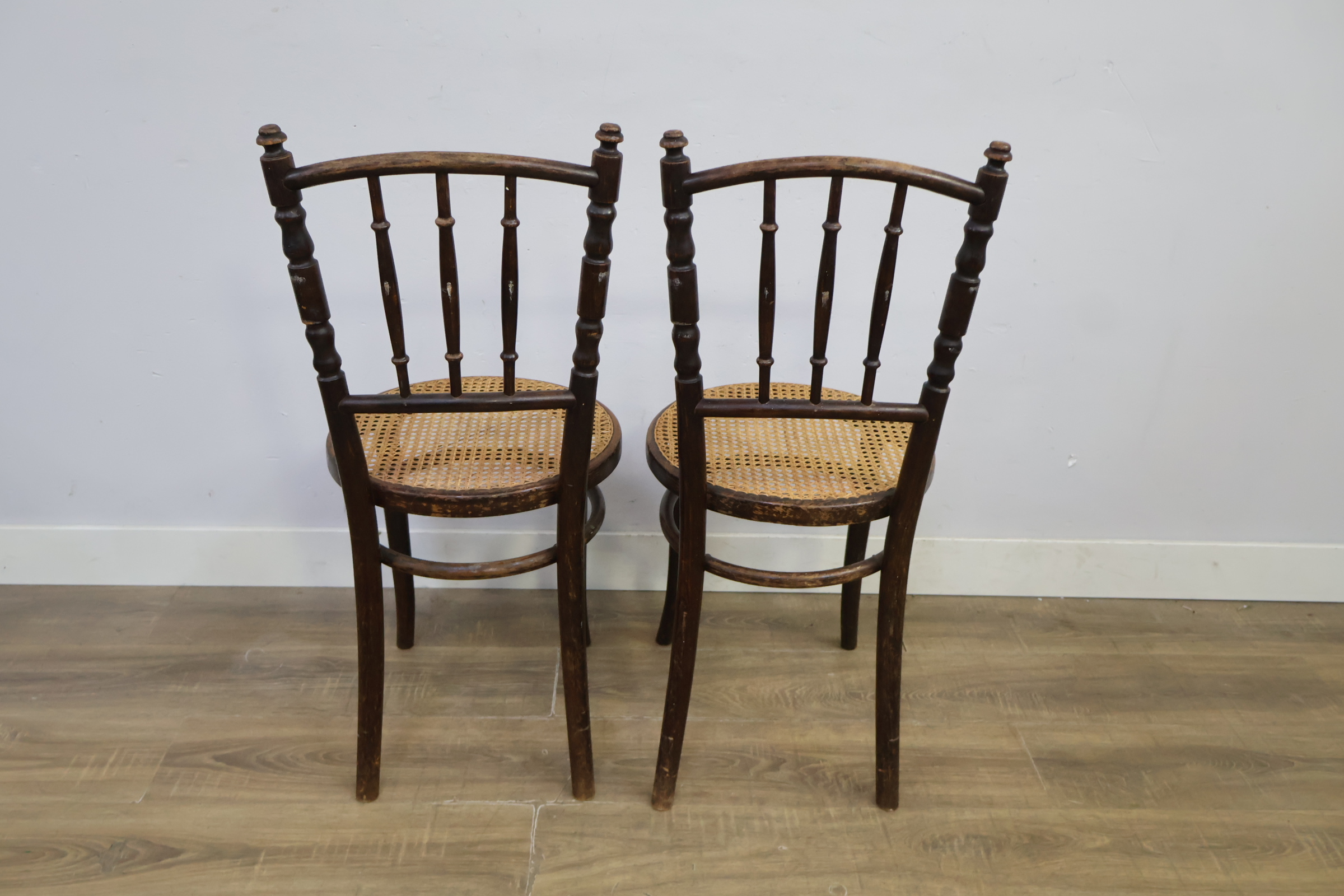 Set van 2 houten vintage stoelen met gevlochten zitting – foto 6 – kavel bij GSD Auctions, Zoeterwoude