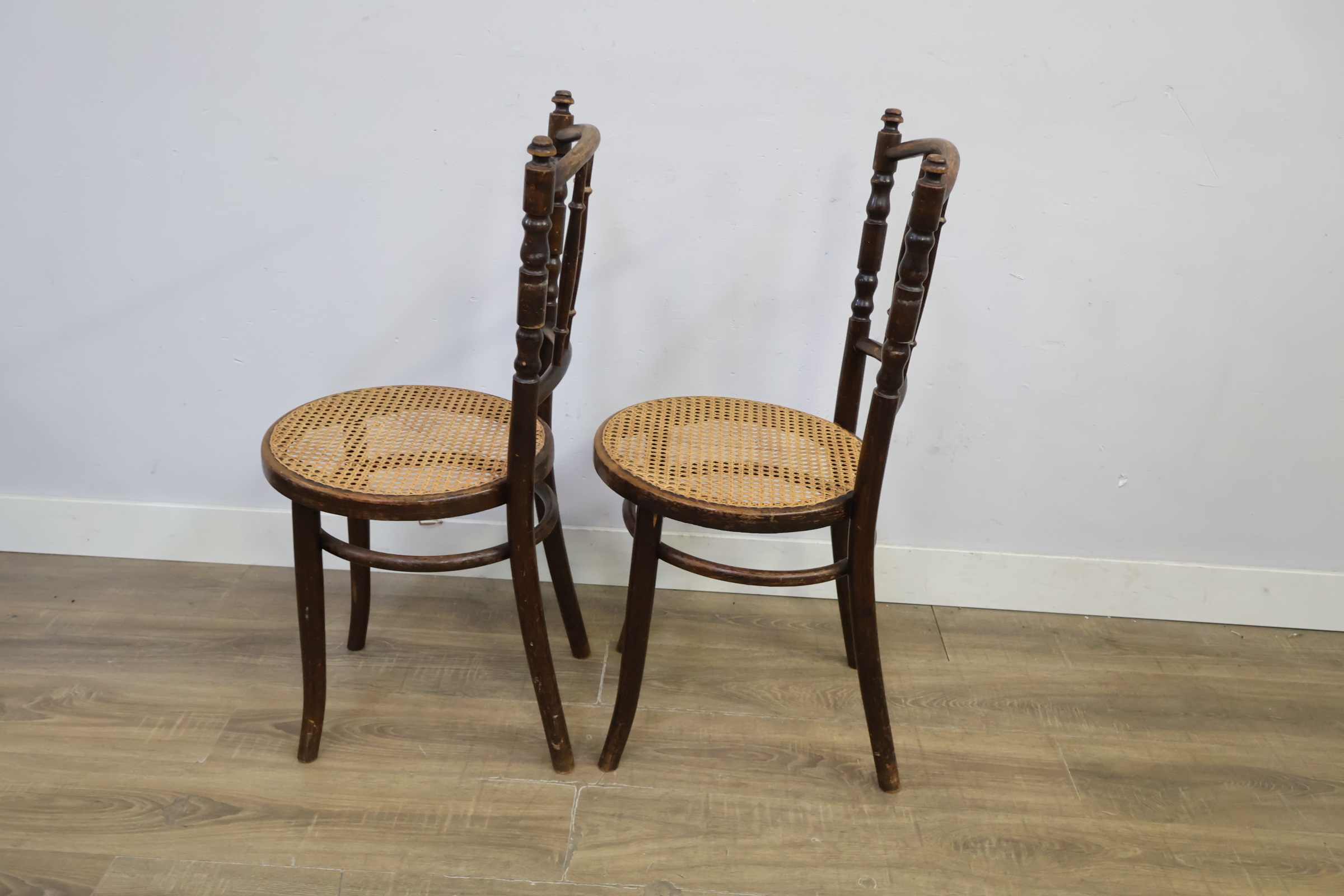 Set van 2 houten vintage stoelen met gevlochten zitting – foto 7 – kavel bij GSD Auctions, Zoeterwoude