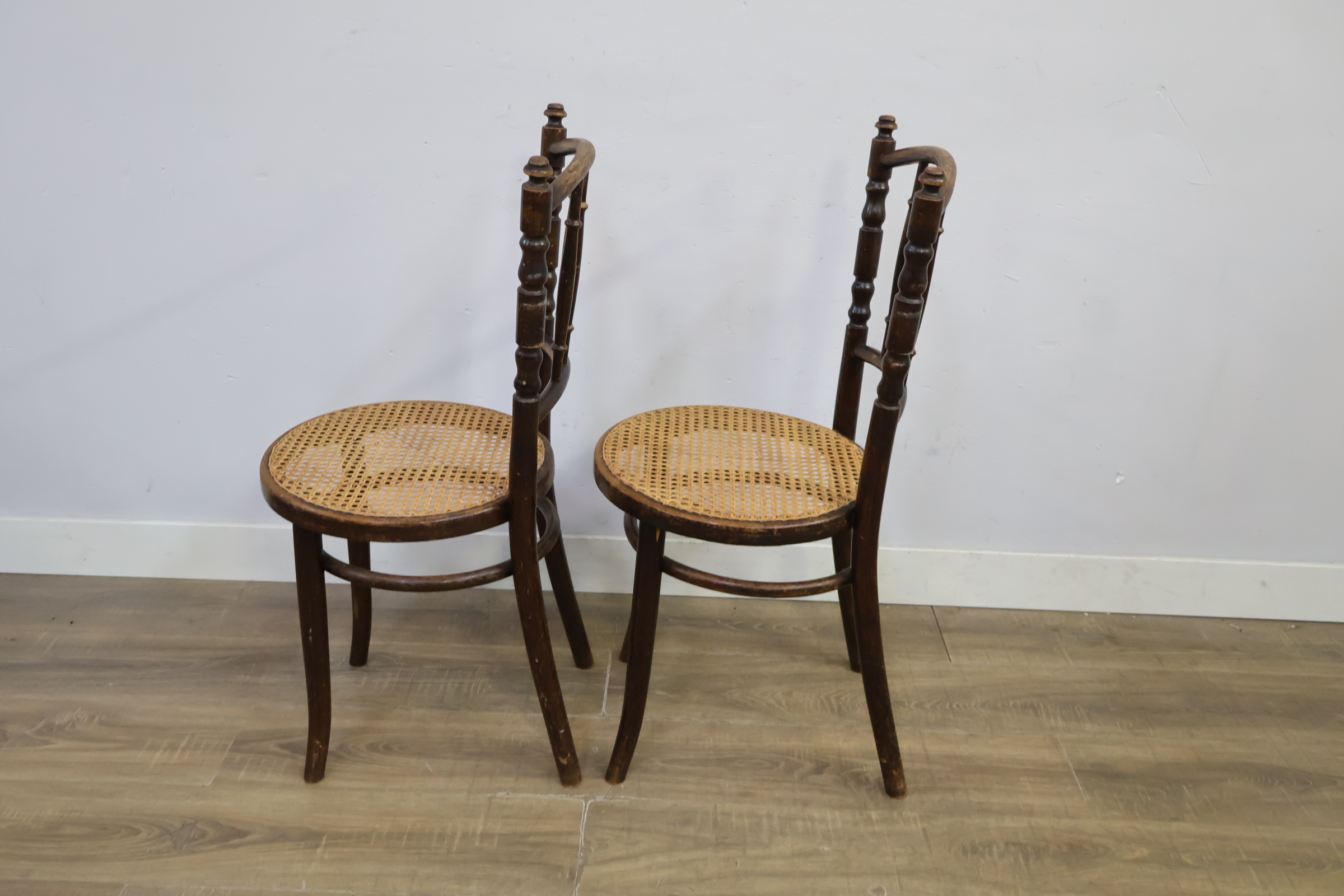 Set van 2 houten vintage stoelen met gevlochten zitting – foto 8 – kavel bij GSD Auctions, Zoeterwoude
