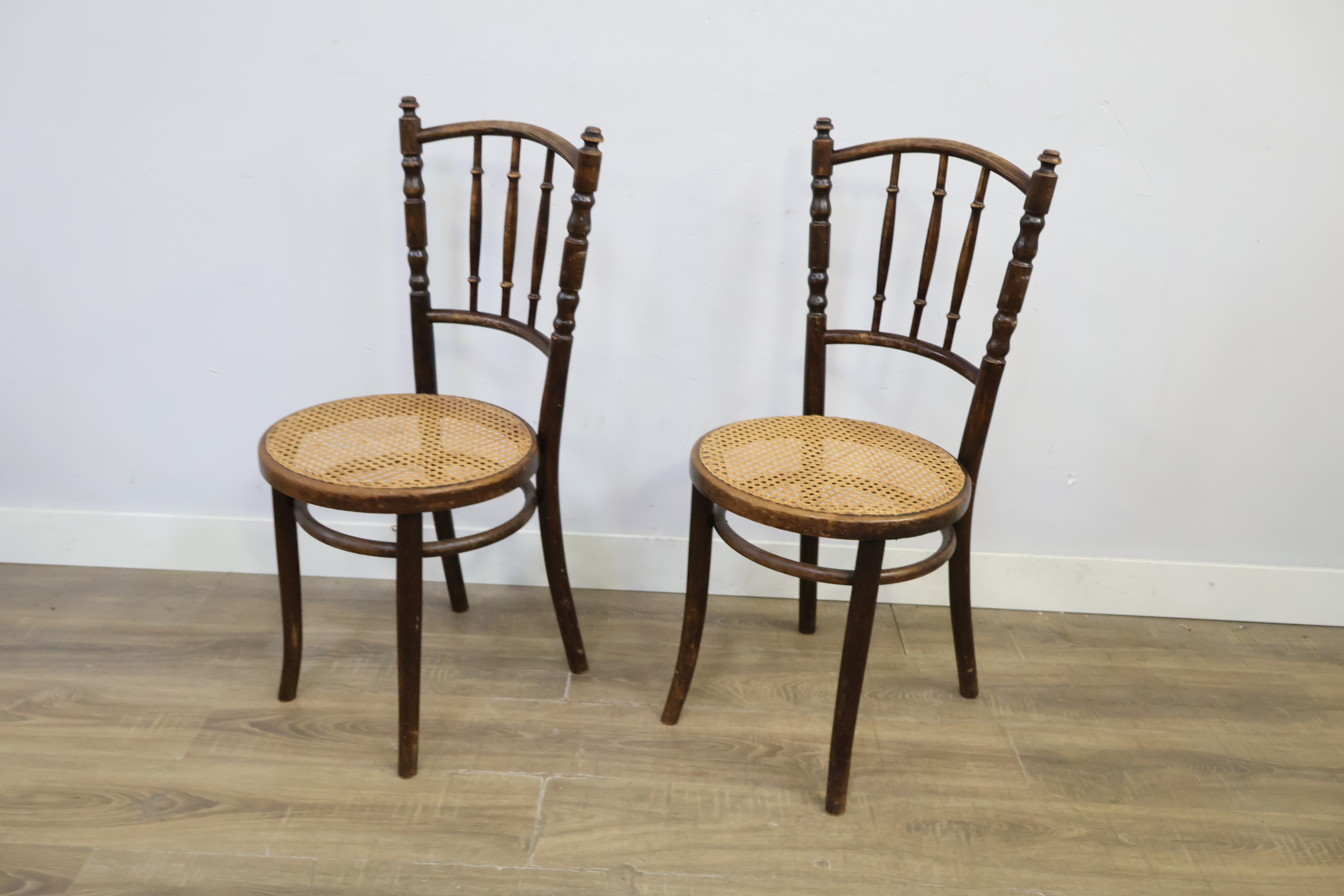 Set van 2 houten vintage stoelen met gevlochten zitting – foto 9 – kavel bij GSD Auctions, Zoeterwoude