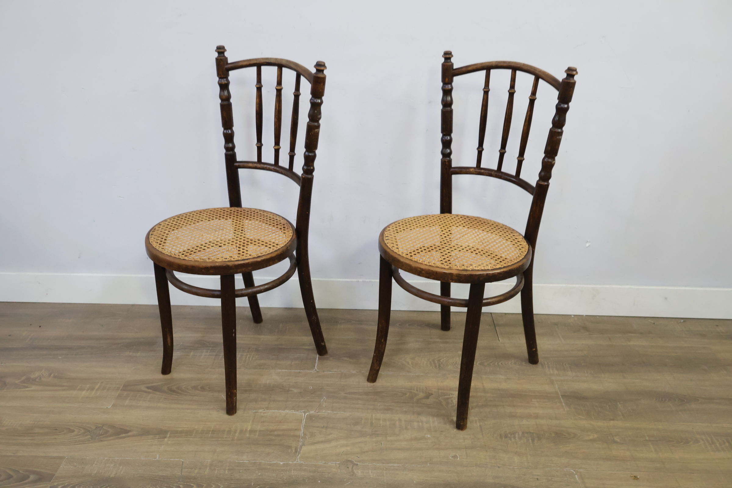 Set van 2 houten vintage stoelen met gevlochten zitting – foto 10 – kavel bij GSD Auctions, Zoeterwoude