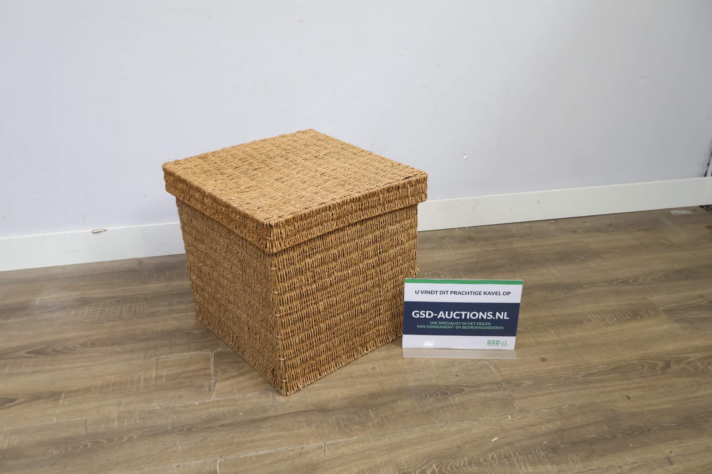 Vierkante rieten mand met deksel – foto 2 – kavel bij GSD Auctions, Zoeterwoude
