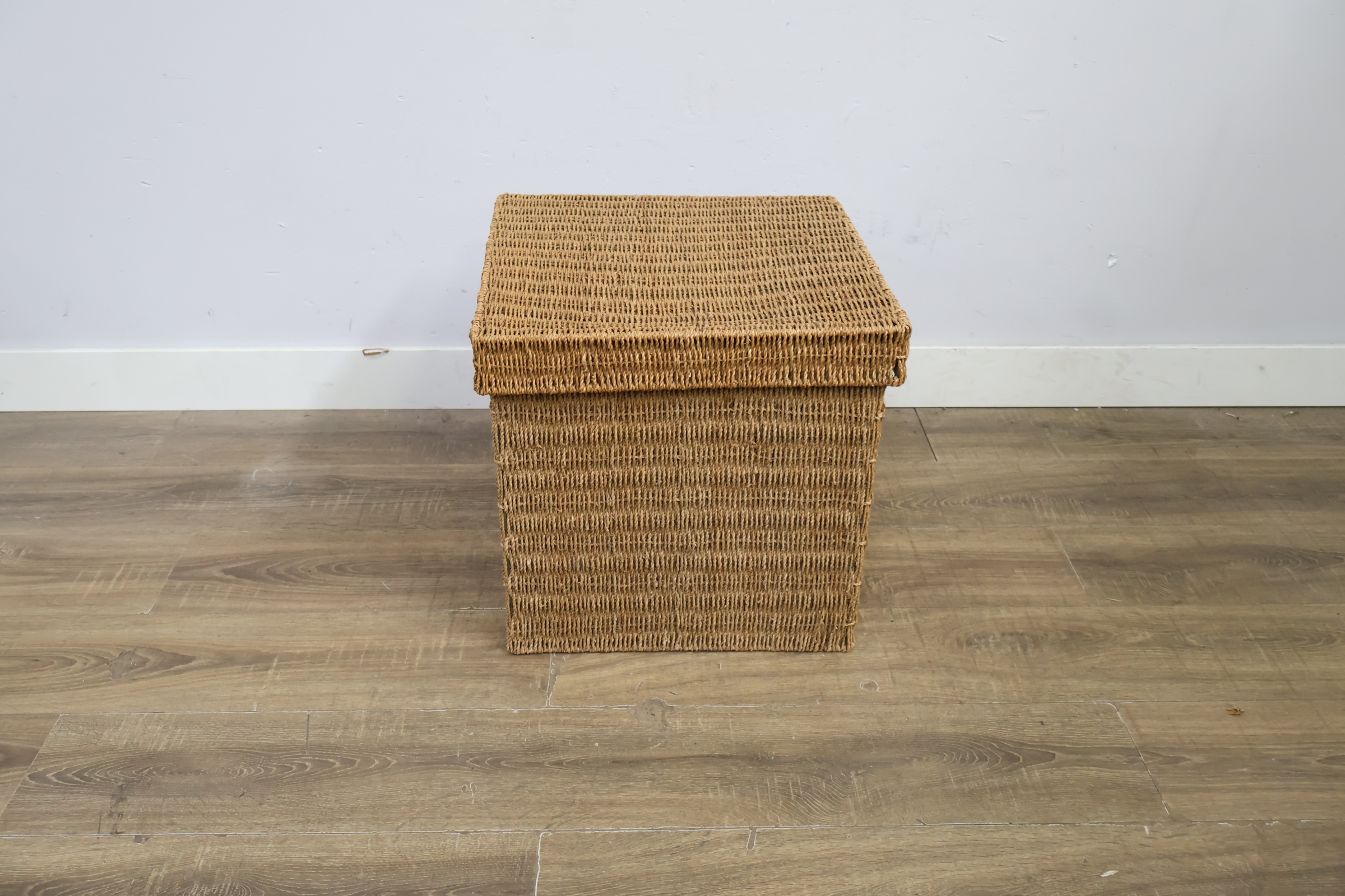 Vierkante rieten mand met deksel – foto 3 – kavel bij GSD Auctions, Zoeterwoude