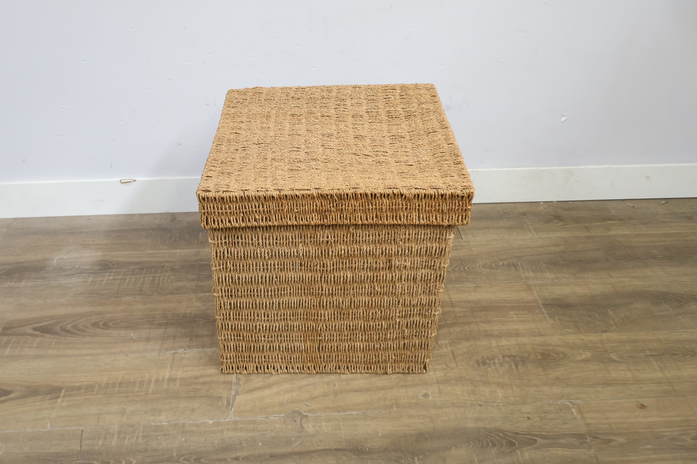 Vierkante rieten mand met deksel – foto 6 – kavel bij GSD Auctions, Zoeterwoude