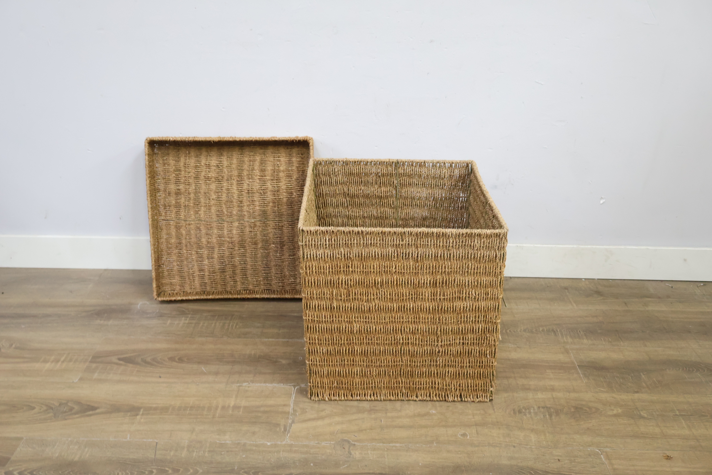 Vierkante rieten mand met deksel – foto 10 – kavel bij GSD Auctions, Zoeterwoude