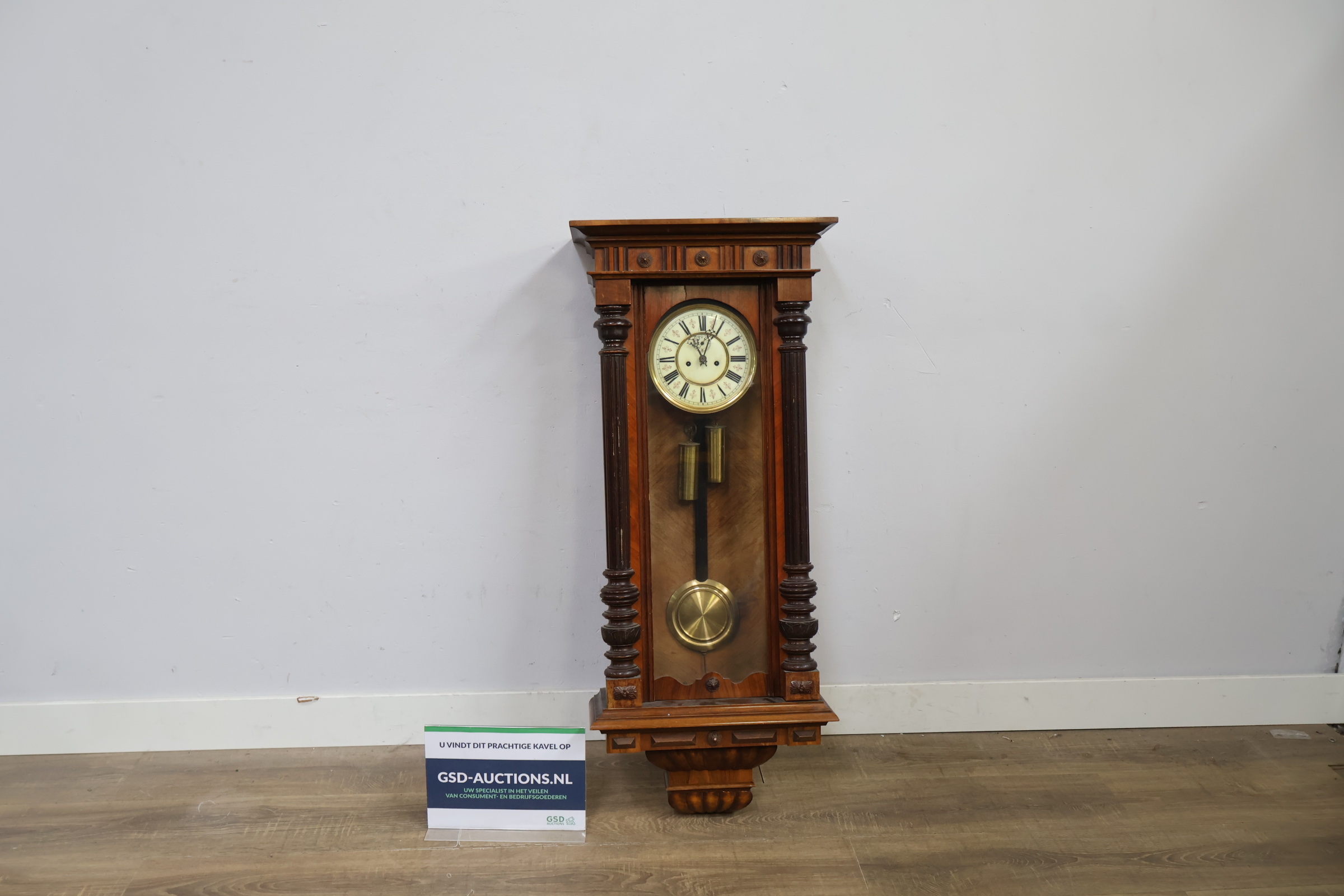Houten pendule met slinger en gewichten – kavel bij GSD Auctions, Zoeterwoude