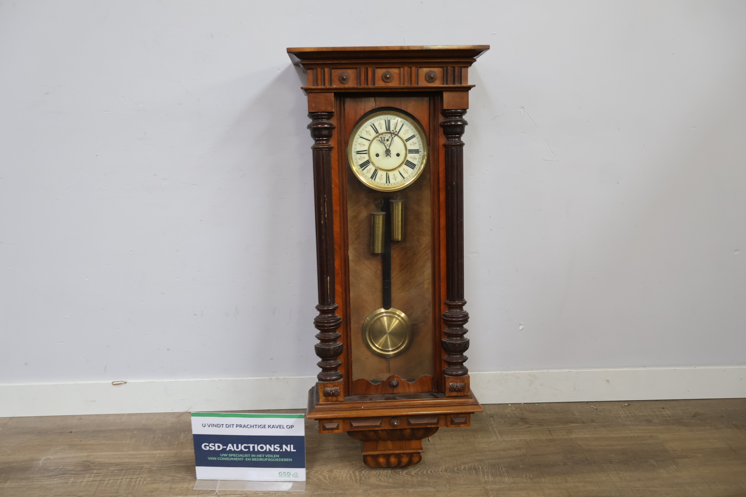 Houten pendule met slinger en gewichten – foto 2 – kavel bij GSD Auctions, Zoeterwoude