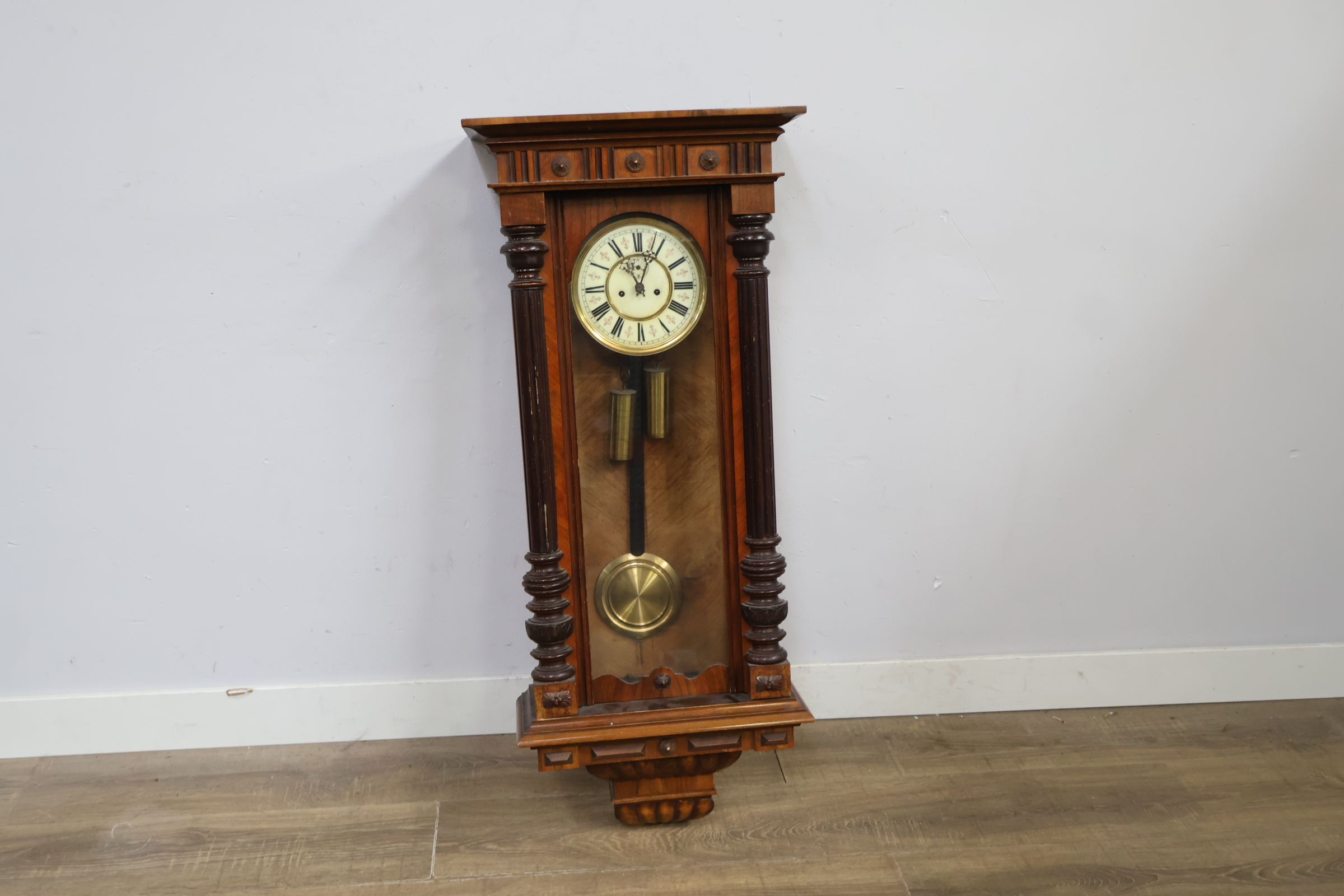 Houten pendule met slinger en gewichten – foto 5 – kavel bij GSD Auctions, Zoeterwoude