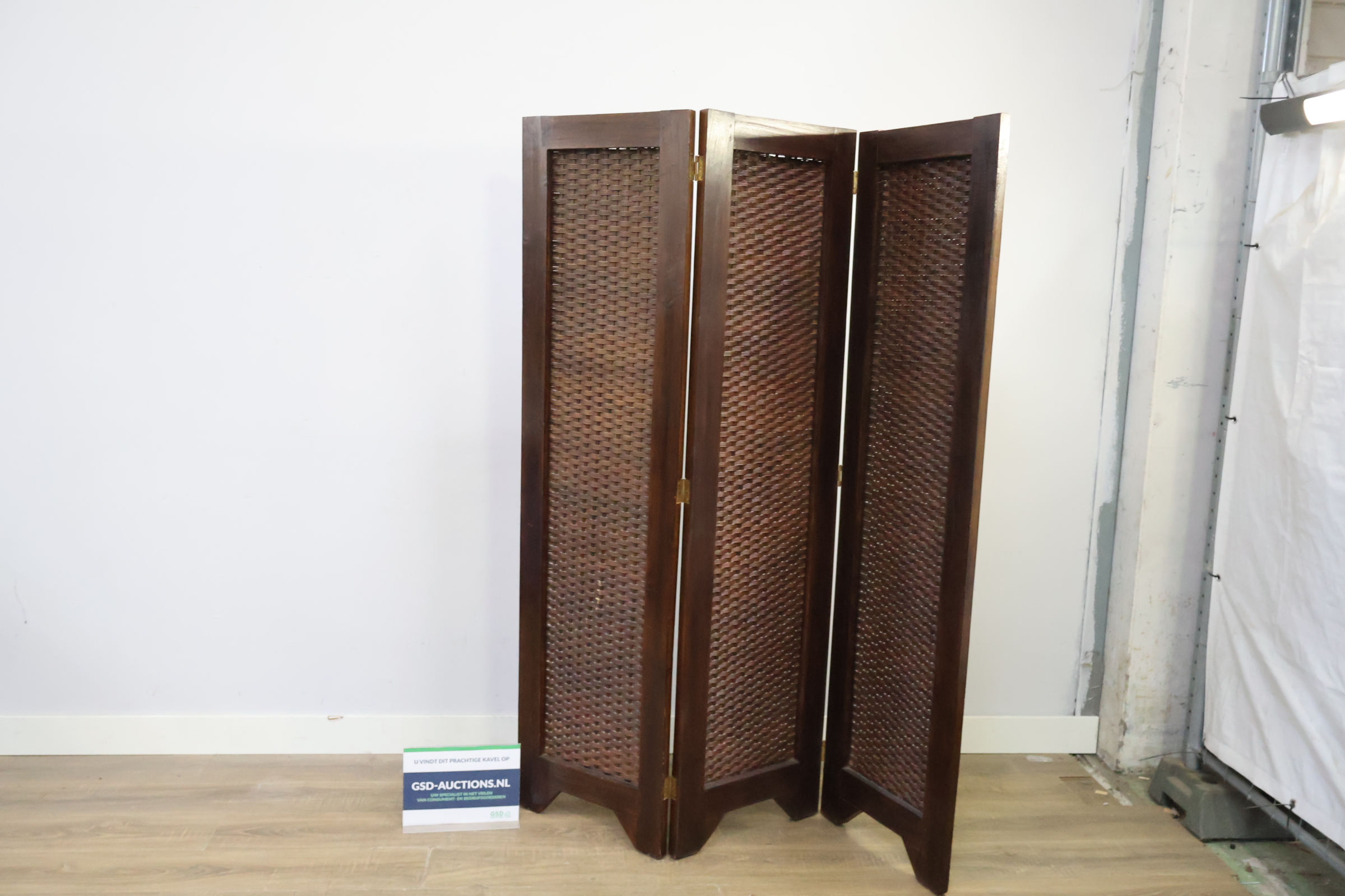Houten kamerafscheider met gevlochten panelen – kavel bij GSD Auctions, Zoeterwoude