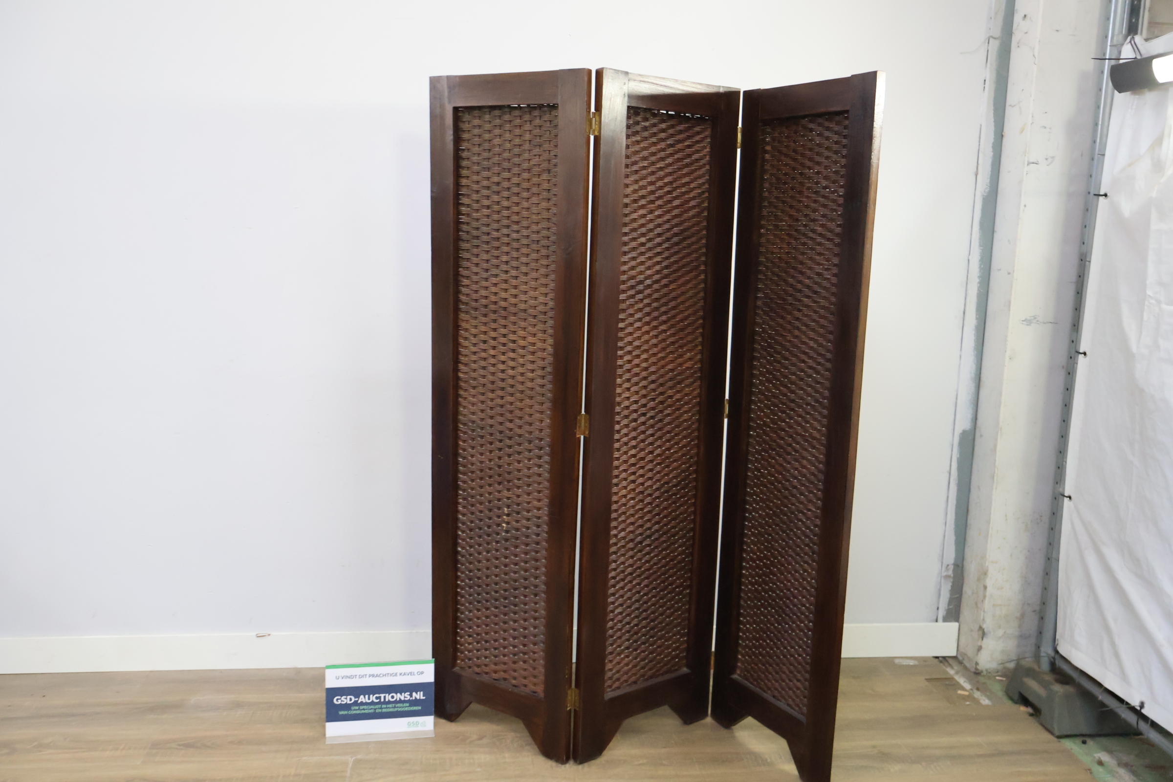 Houten kamerafscheider met gevlochten panelen – foto 2 – kavel bij GSD Auctions, Zoeterwoude
