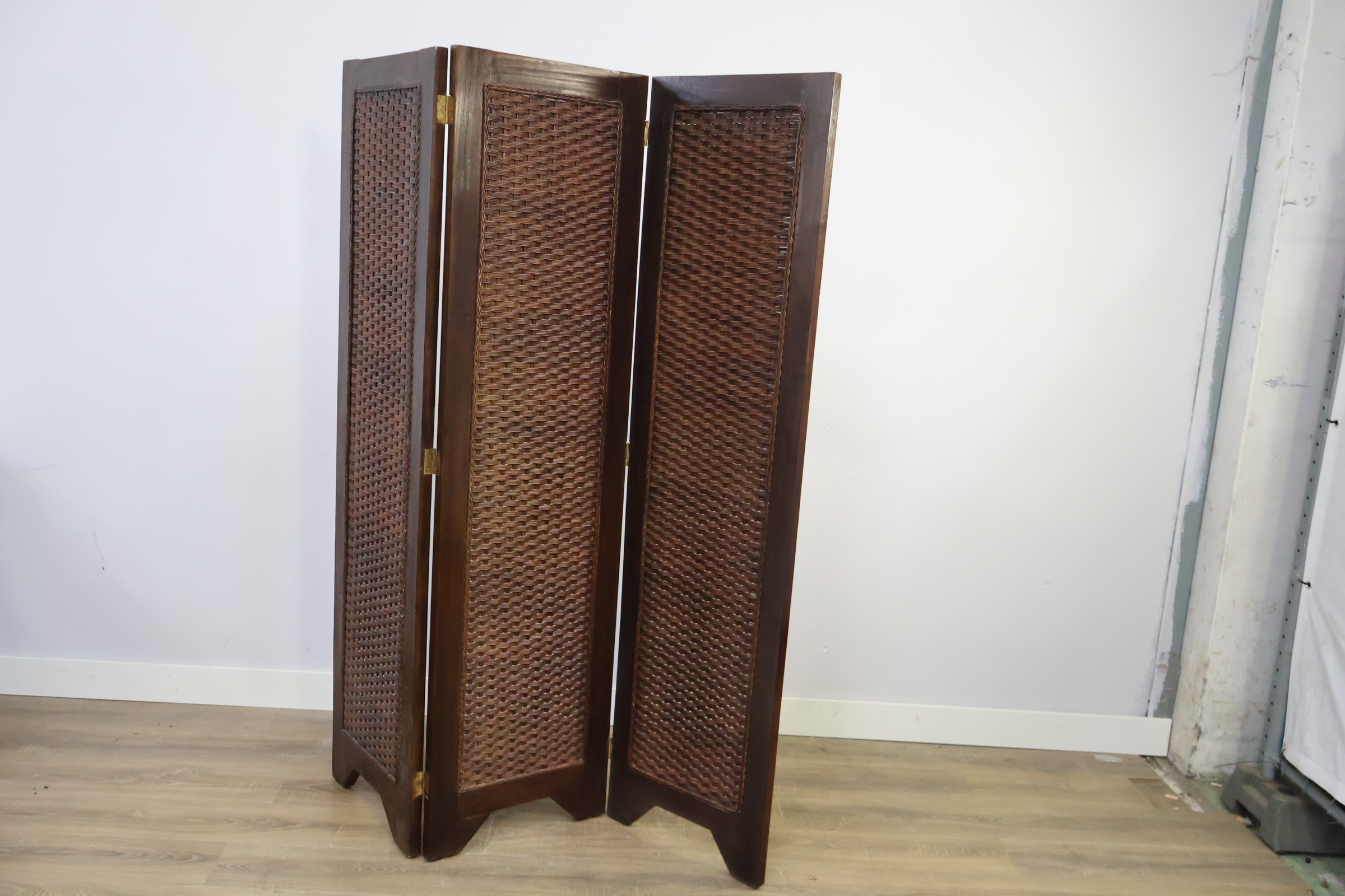 Houten kamerafscheider met gevlochten panelen – foto 3 – kavel bij GSD Auctions, Zoeterwoude