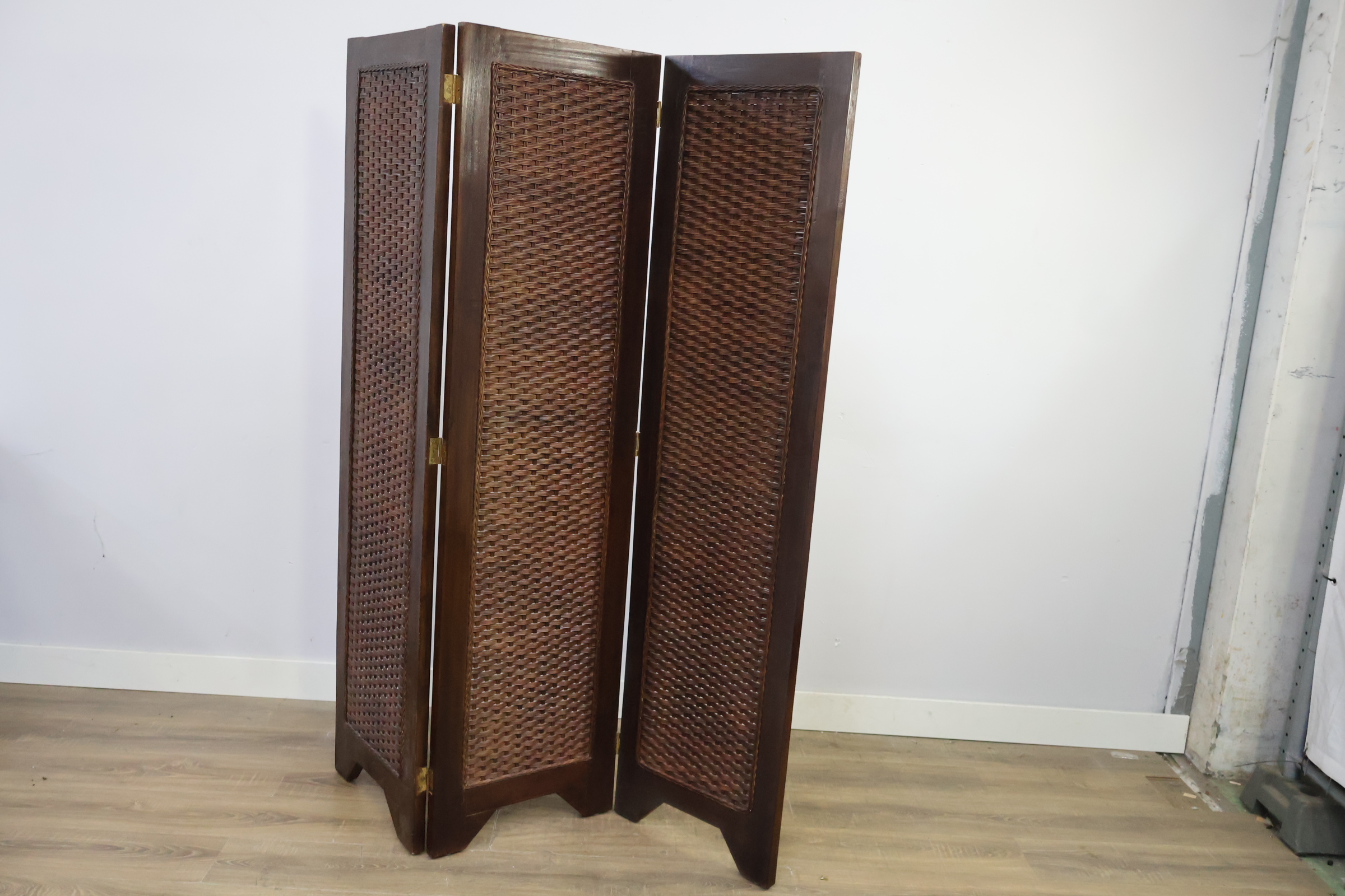 Houten kamerafscheider met gevlochten panelen – foto 4 – kavel bij GSD Auctions, Zoeterwoude