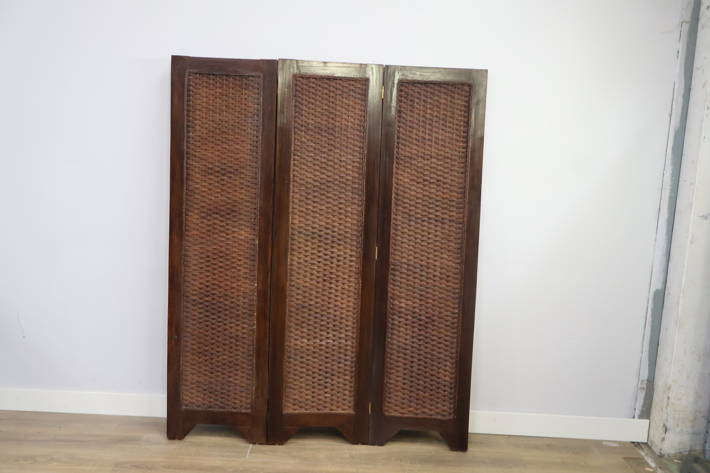 Houten kamerafscheider met gevlochten panelen – foto 5 – kavel bij GSD Auctions, Zoeterwoude
