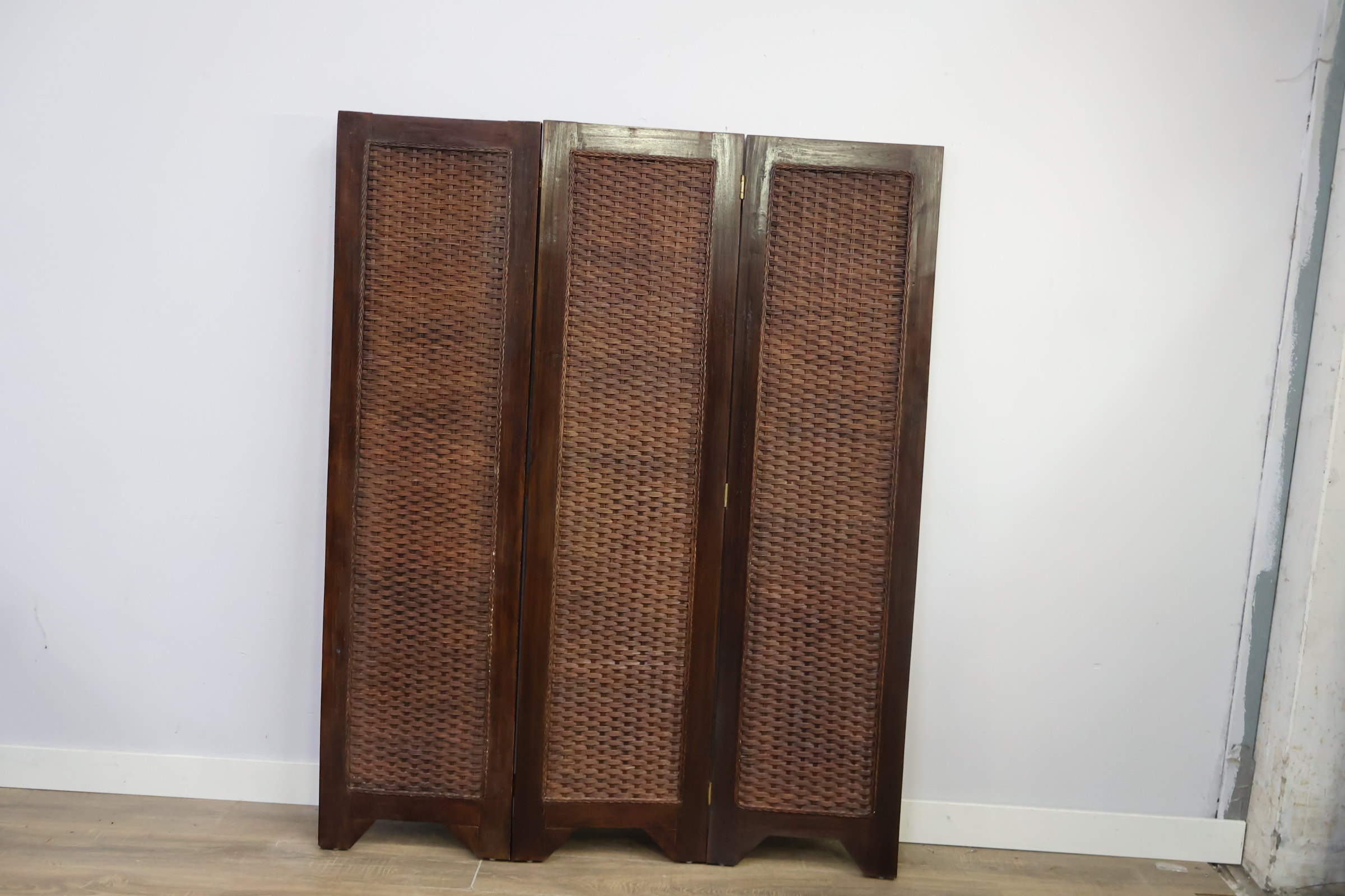 Houten kamerafscheider met gevlochten panelen – foto 6 – kavel bij GSD Auctions, Zoeterwoude
