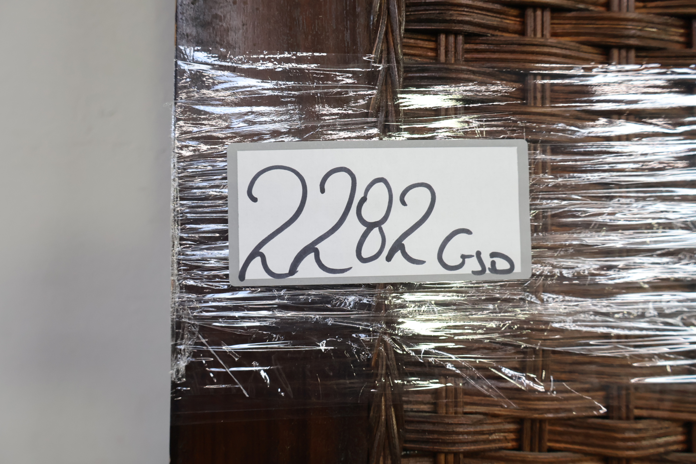 Houten kamerafscheider met gevlochten panelen – foto 9 – kavel bij GSD Auctions, Zoeterwoude
