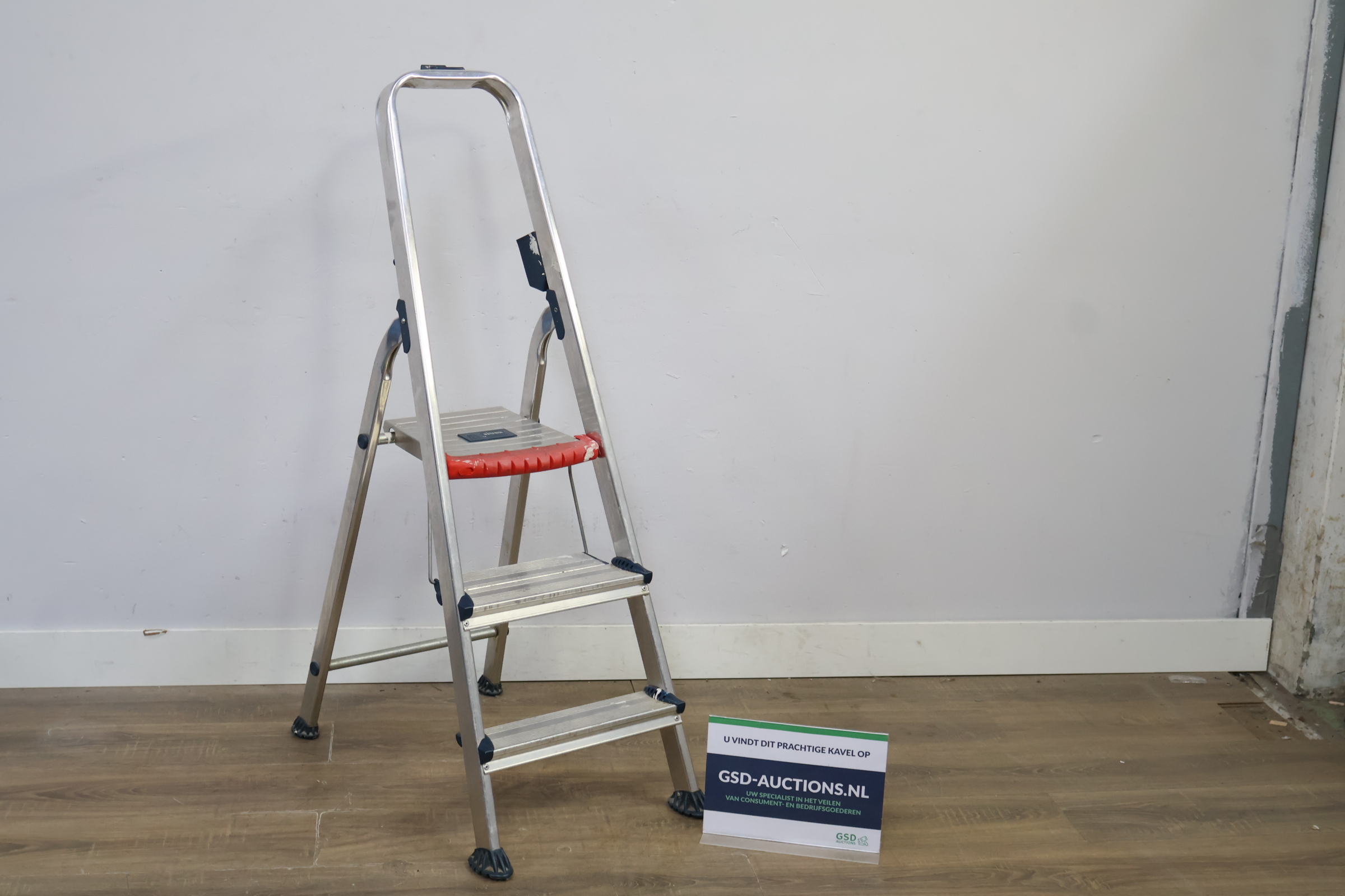 Aluminium klapladder met 3 treden – foto 2 – kavel bij GSD Auctions, Zoeterwoude