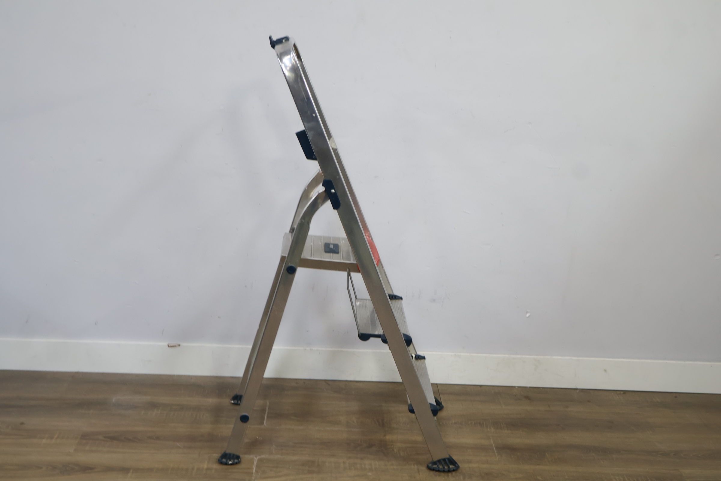 Aluminium klapladder met 3 treden – foto 4 – kavel bij GSD Auctions, Zoeterwoude