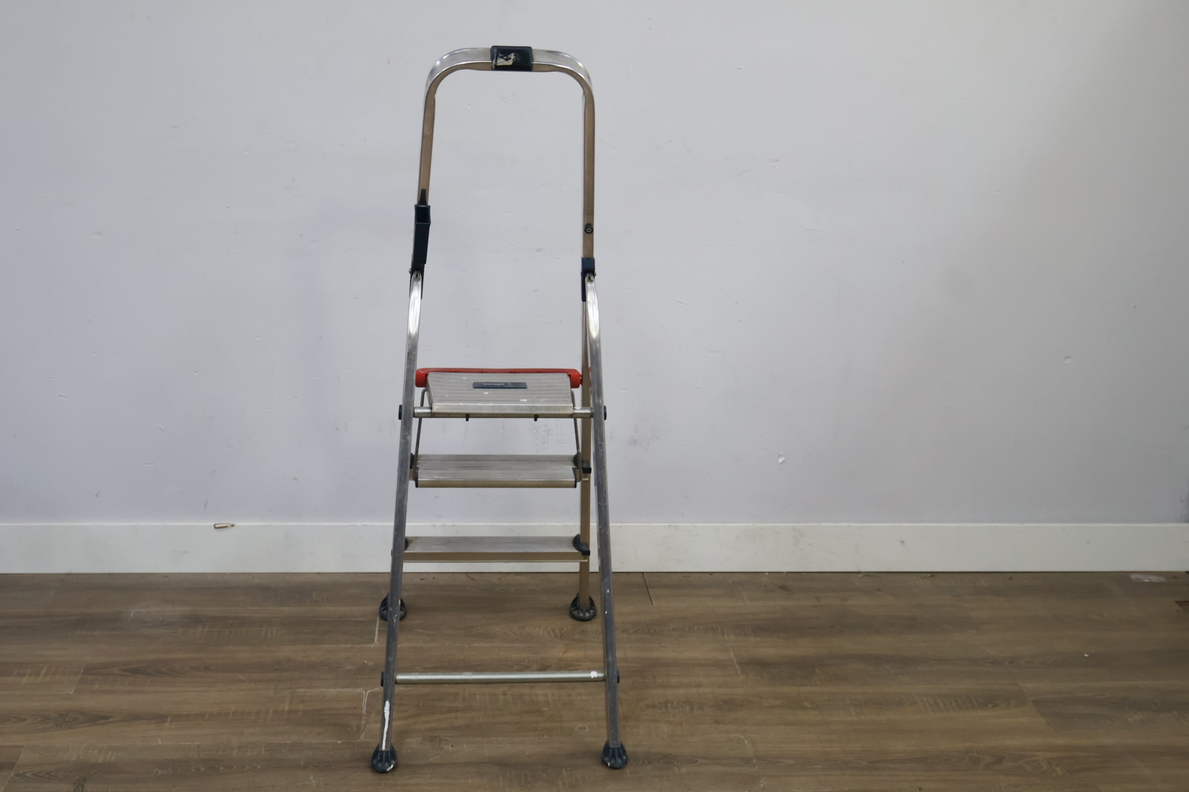 Aluminium klapladder met 3 treden – foto 5 – kavel bij GSD Auctions, Zoeterwoude