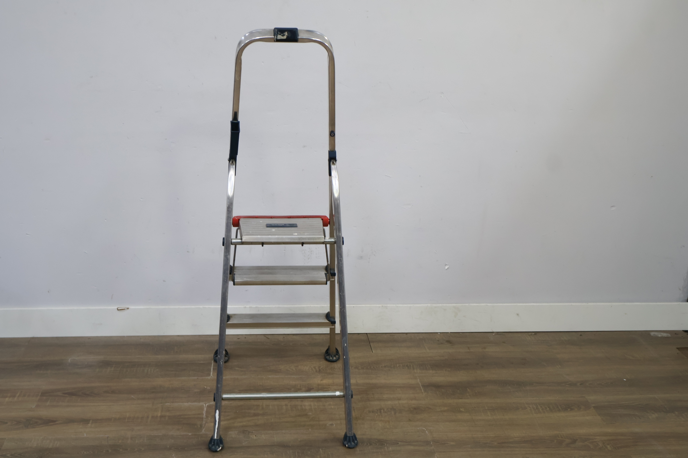 Aluminium klapladder met 3 treden – foto 6 – kavel bij GSD Auctions, Zoeterwoude