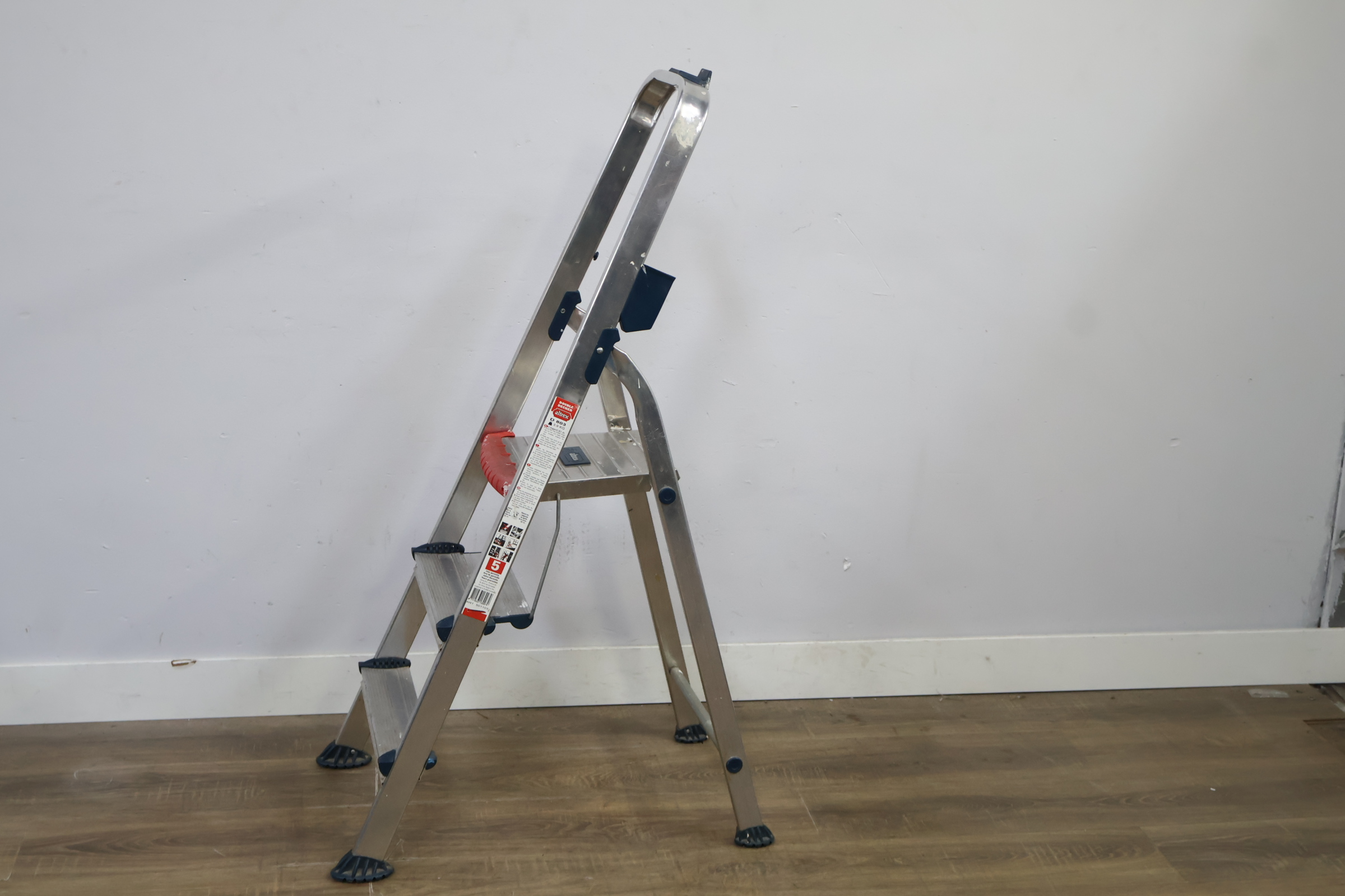 Aluminium klapladder met 3 treden – foto 7 – kavel bij GSD Auctions, Zoeterwoude