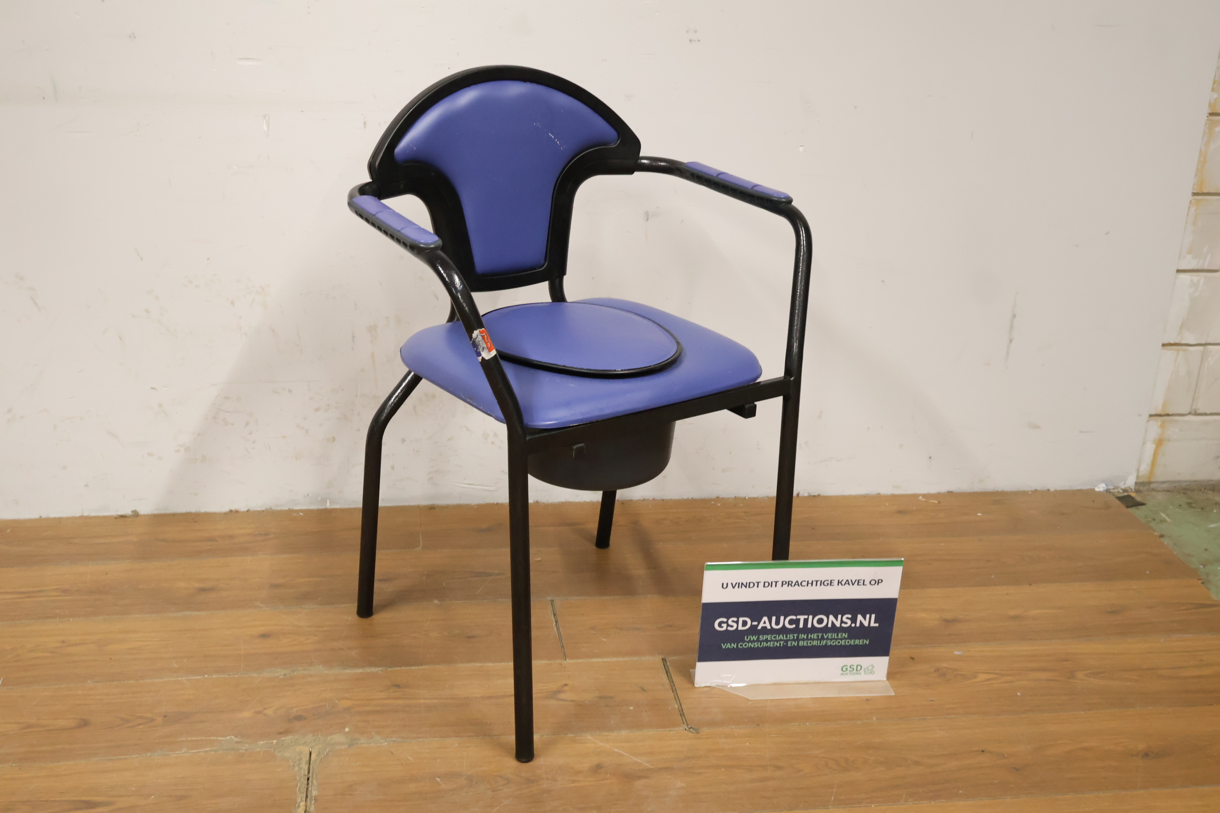 Blauwe toiletstoel met armleuningen – kavel bij GSD Auctions, Zoeterwoude