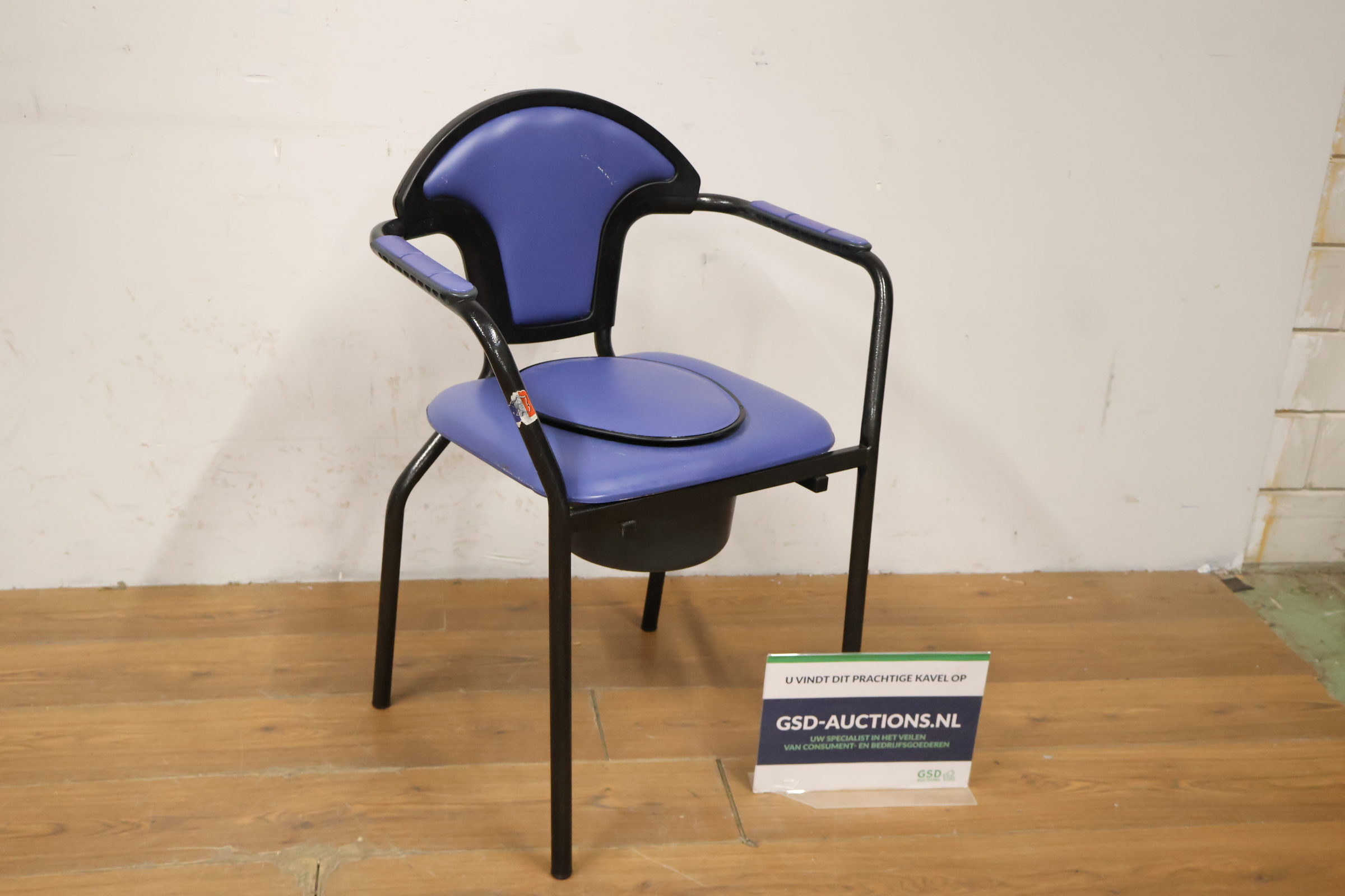 Blauwe toiletstoel met armleuningen – foto 2 – kavel bij GSD Auctions, Zoeterwoude