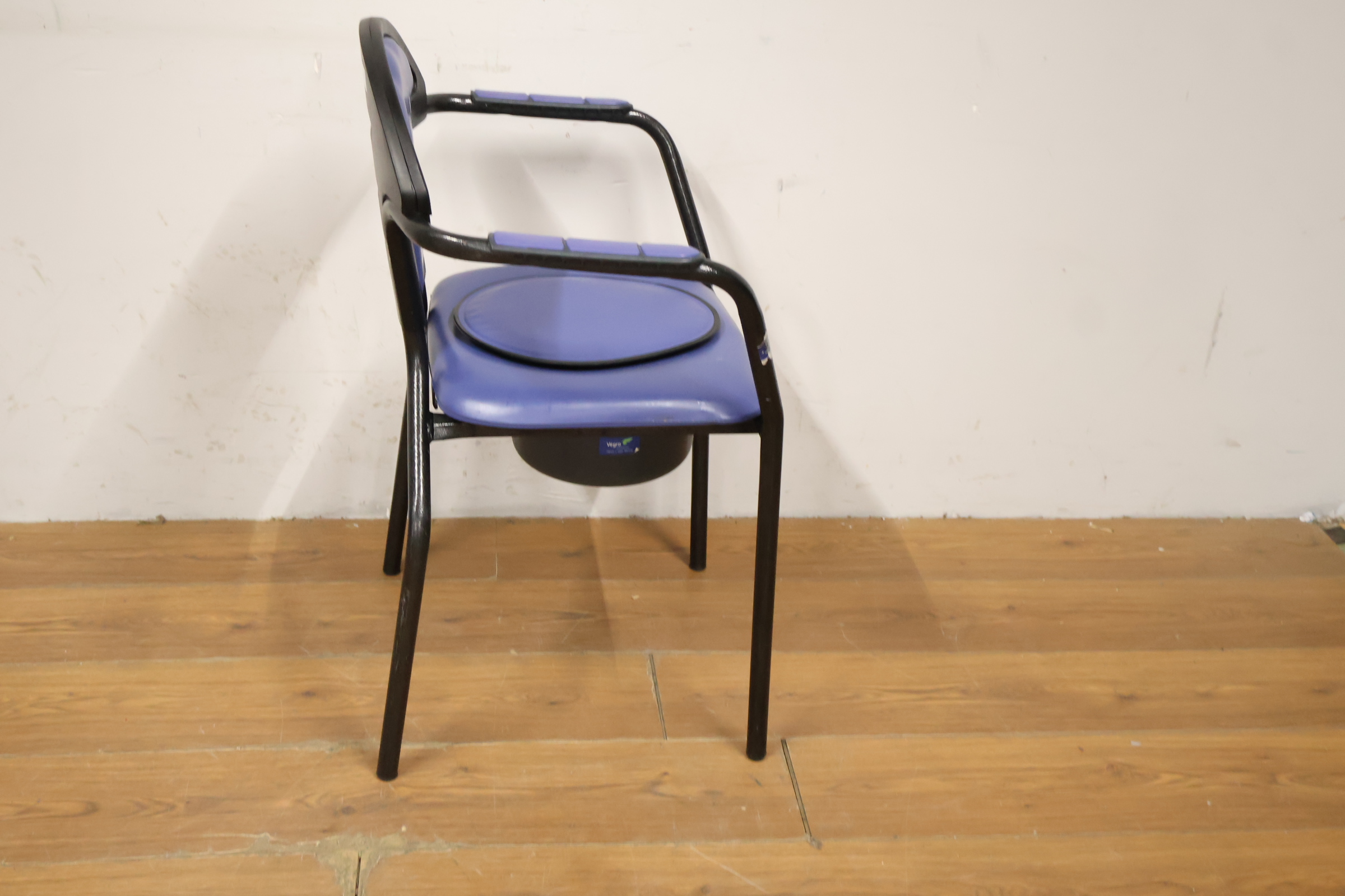 Blauwe toiletstoel met armleuningen – foto 3 – kavel bij GSD Auctions, Zoeterwoude