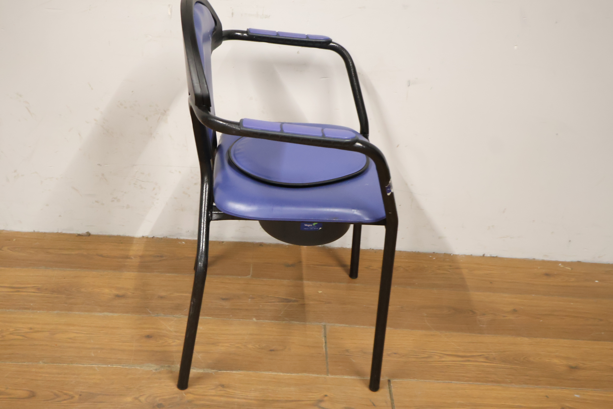 Blauwe toiletstoel met armleuningen – foto 4 – kavel bij GSD Auctions, Zoeterwoude