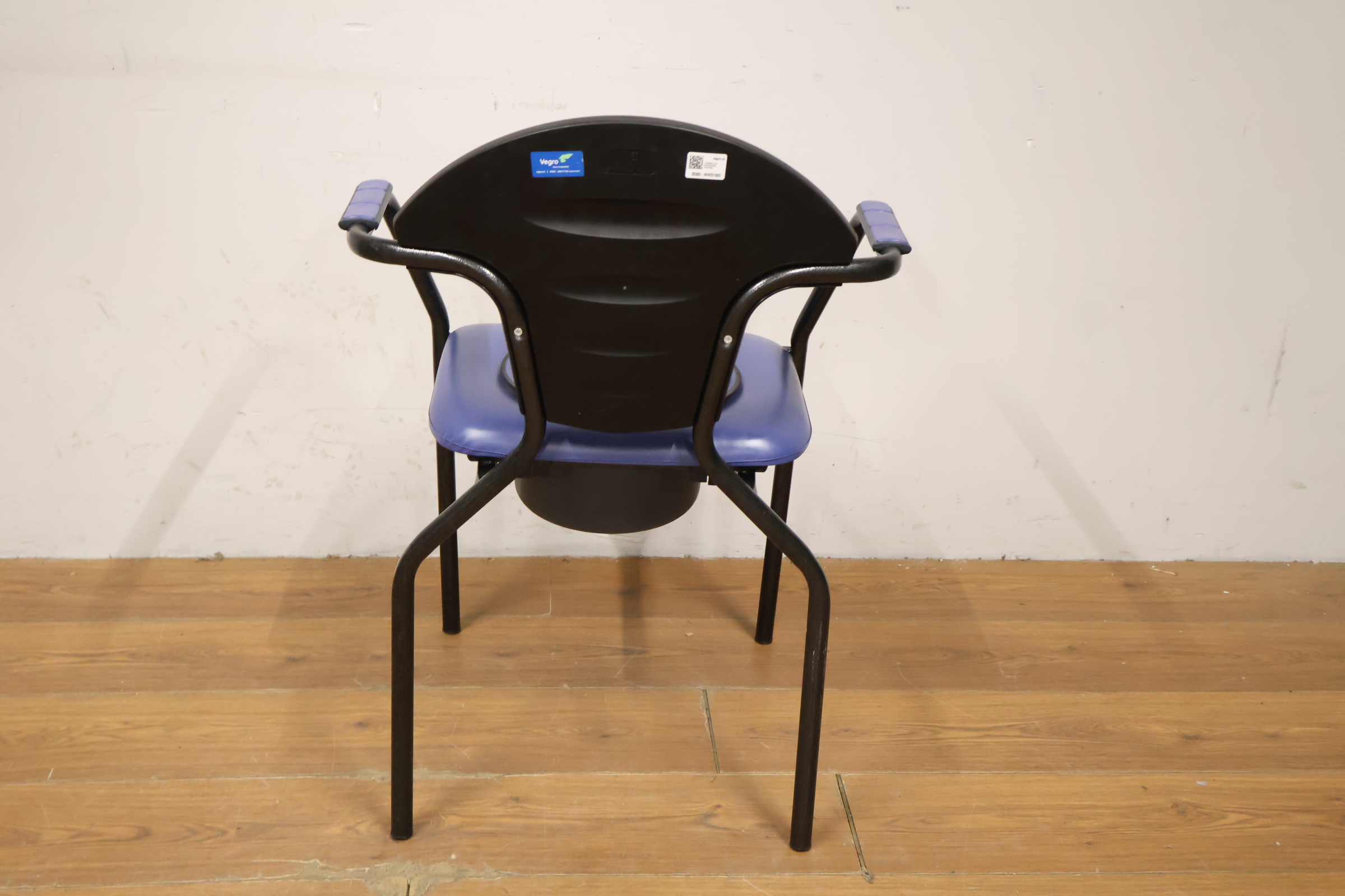 Blauwe toiletstoel met armleuningen – foto 5 – kavel bij GSD Auctions, Zoeterwoude