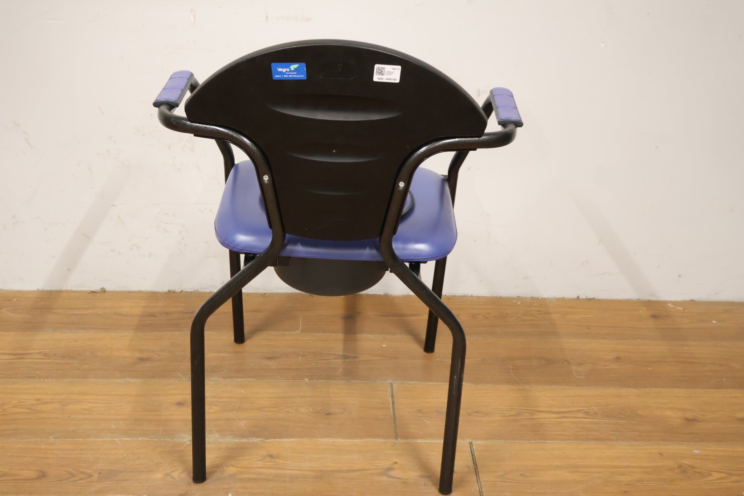 Blauwe toiletstoel met armleuningen – foto 6 – kavel bij GSD Auctions, Zoeterwoude
