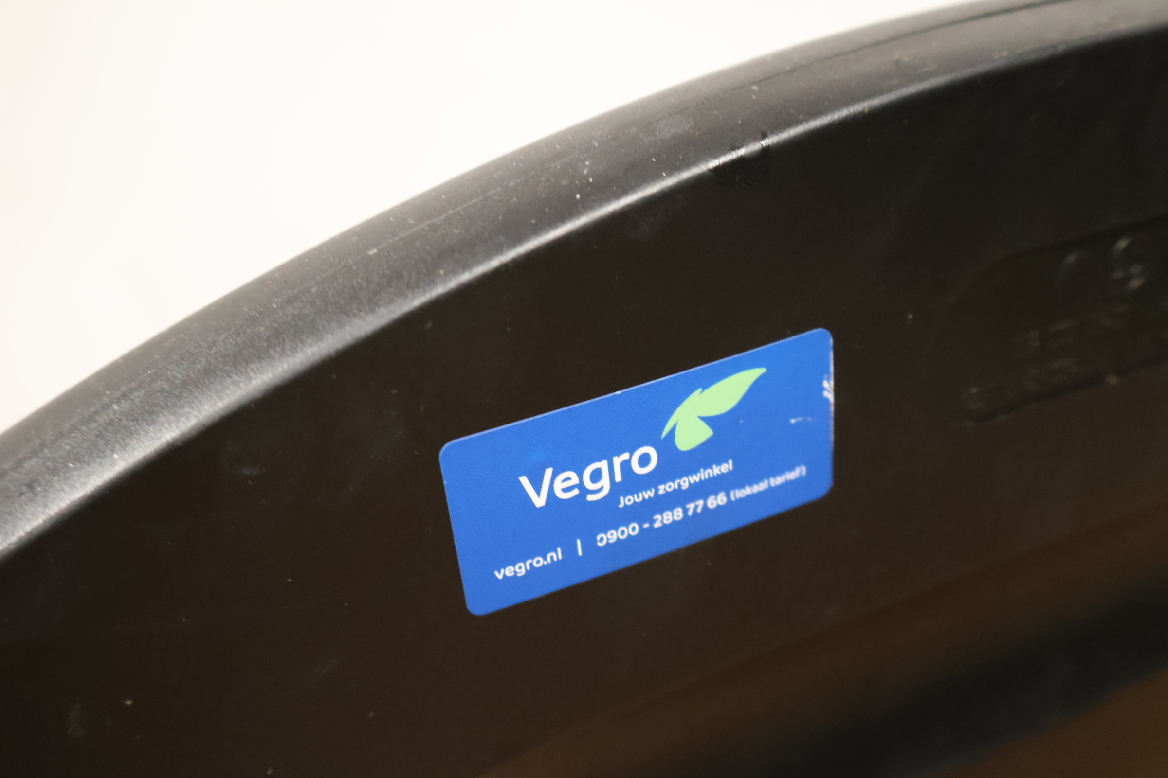 Blauwe toiletstoel met armleuningen – foto 8 – kavel bij GSD Auctions, Zoeterwoude