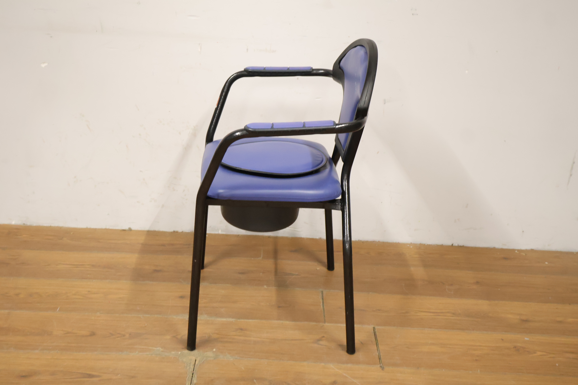 Blauwe toiletstoel met armleuningen – foto 9 – kavel bij GSD Auctions, Zoeterwoude