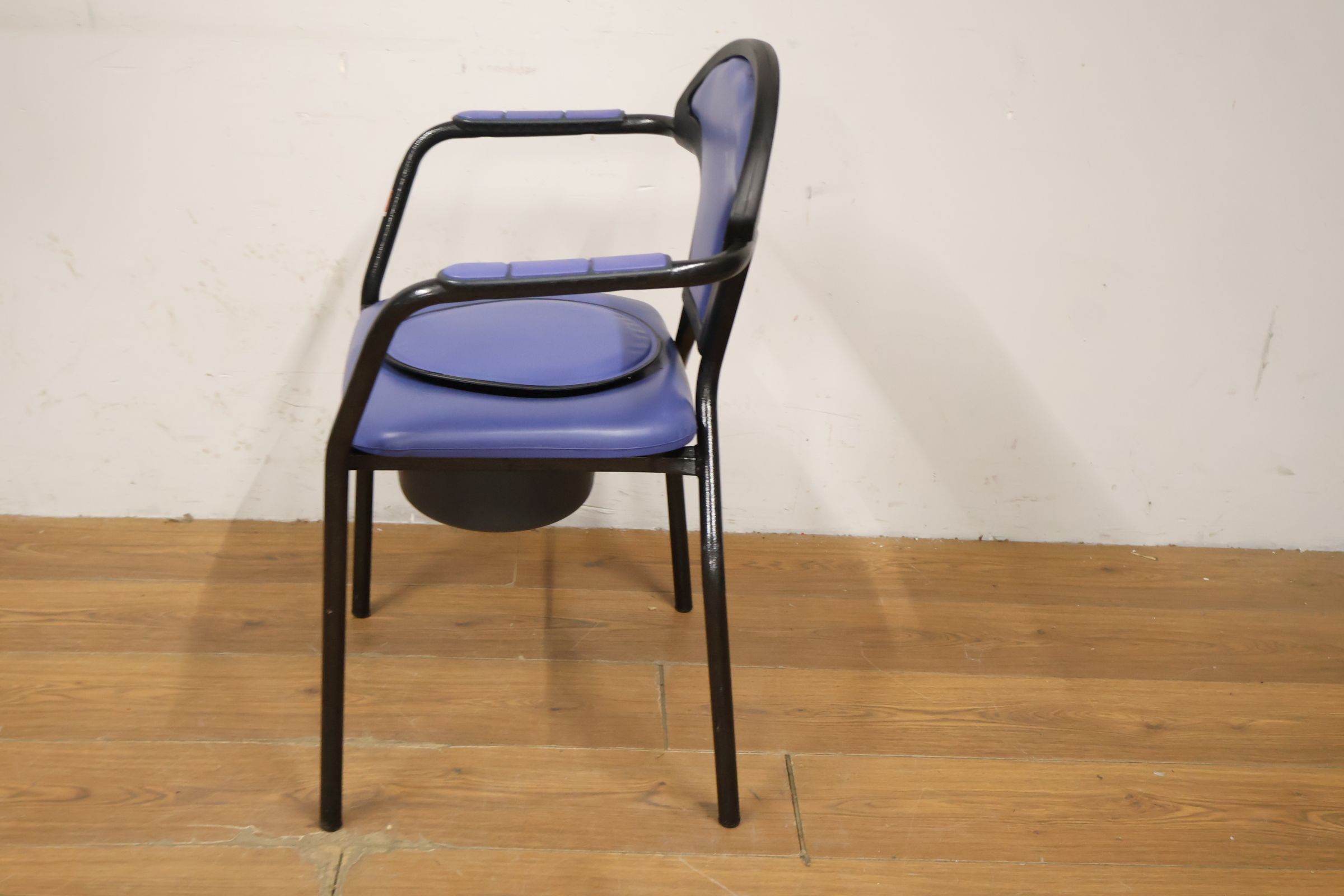 Blauwe toiletstoel met armleuningen – foto 10 – kavel bij GSD Auctions, Zoeterwoude
