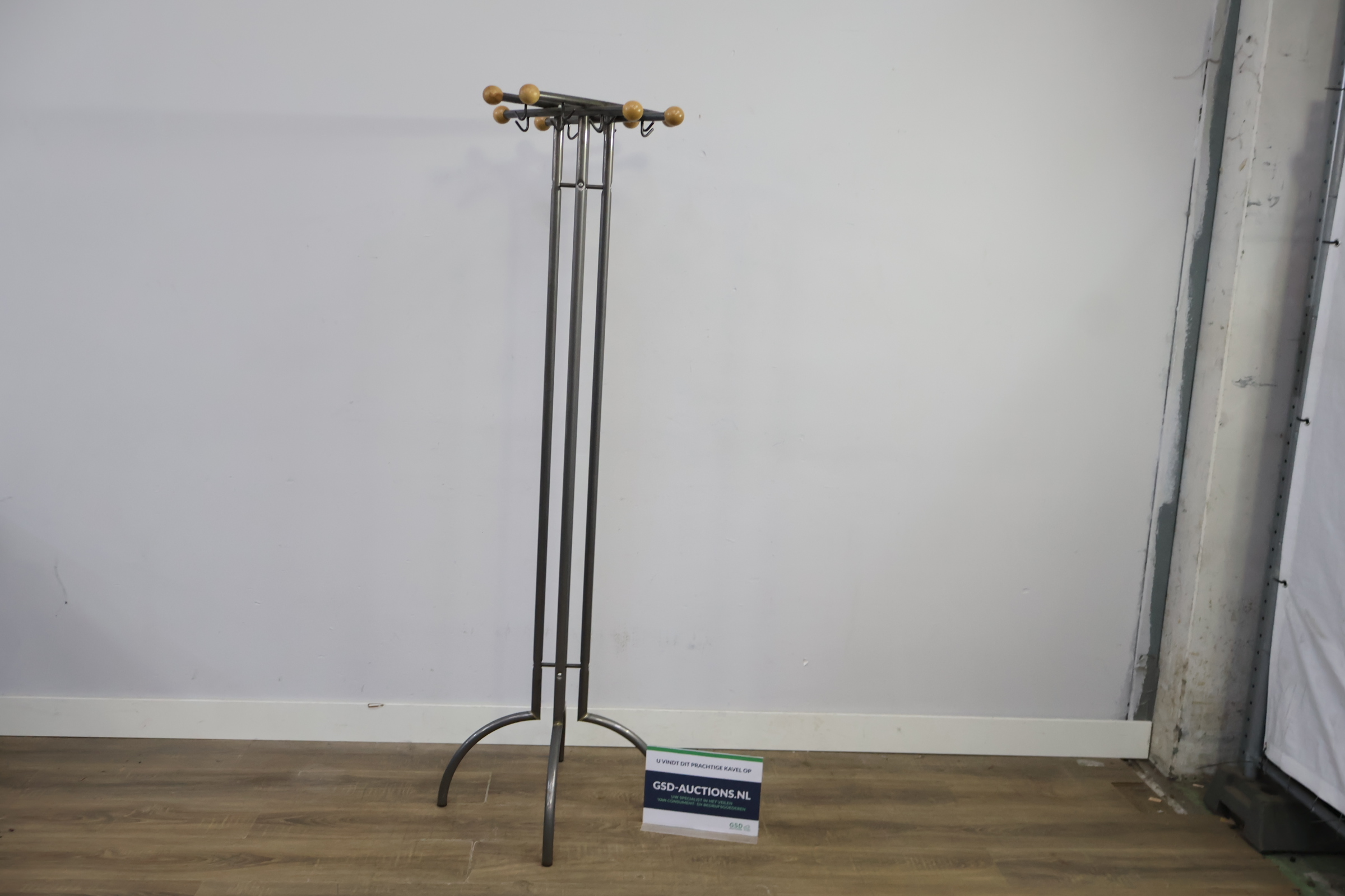 Staande kapstok met metalen frame en houten knoppen – kavel bij GSD Auctions, Zoeterwoude