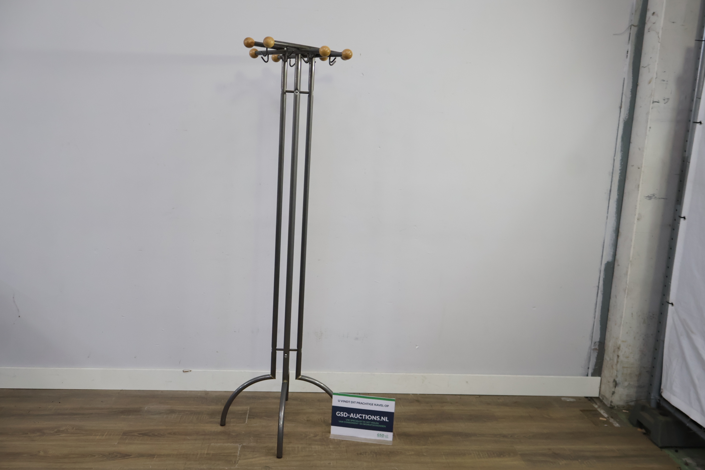 Staande kapstok met metalen frame en houten knoppen – foto 2 – kavel bij GSD Auctions, Zoeterwoude