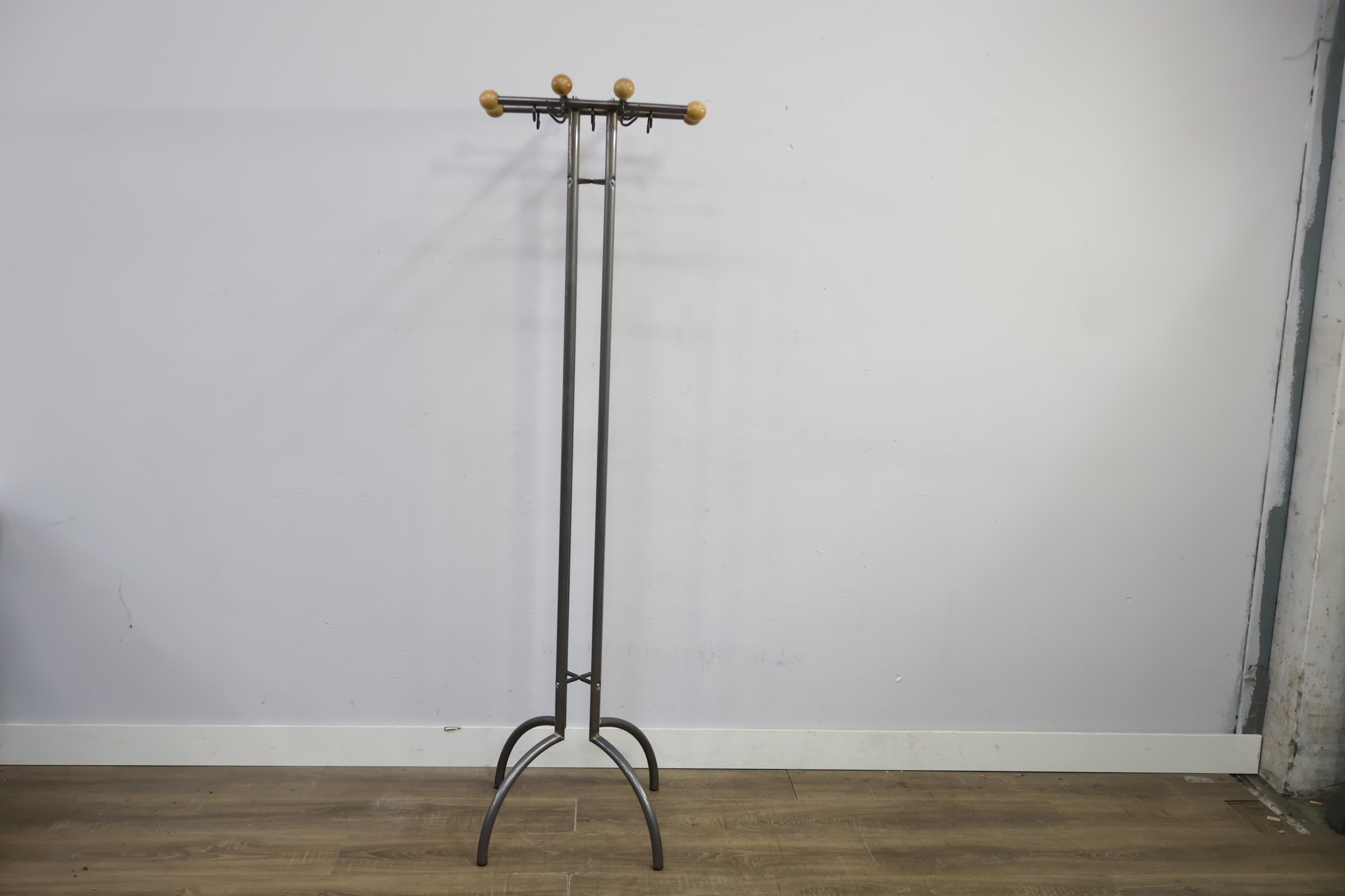 Staande kapstok met metalen frame en houten knoppen – foto 3 – kavel bij GSD Auctions, Zoeterwoude