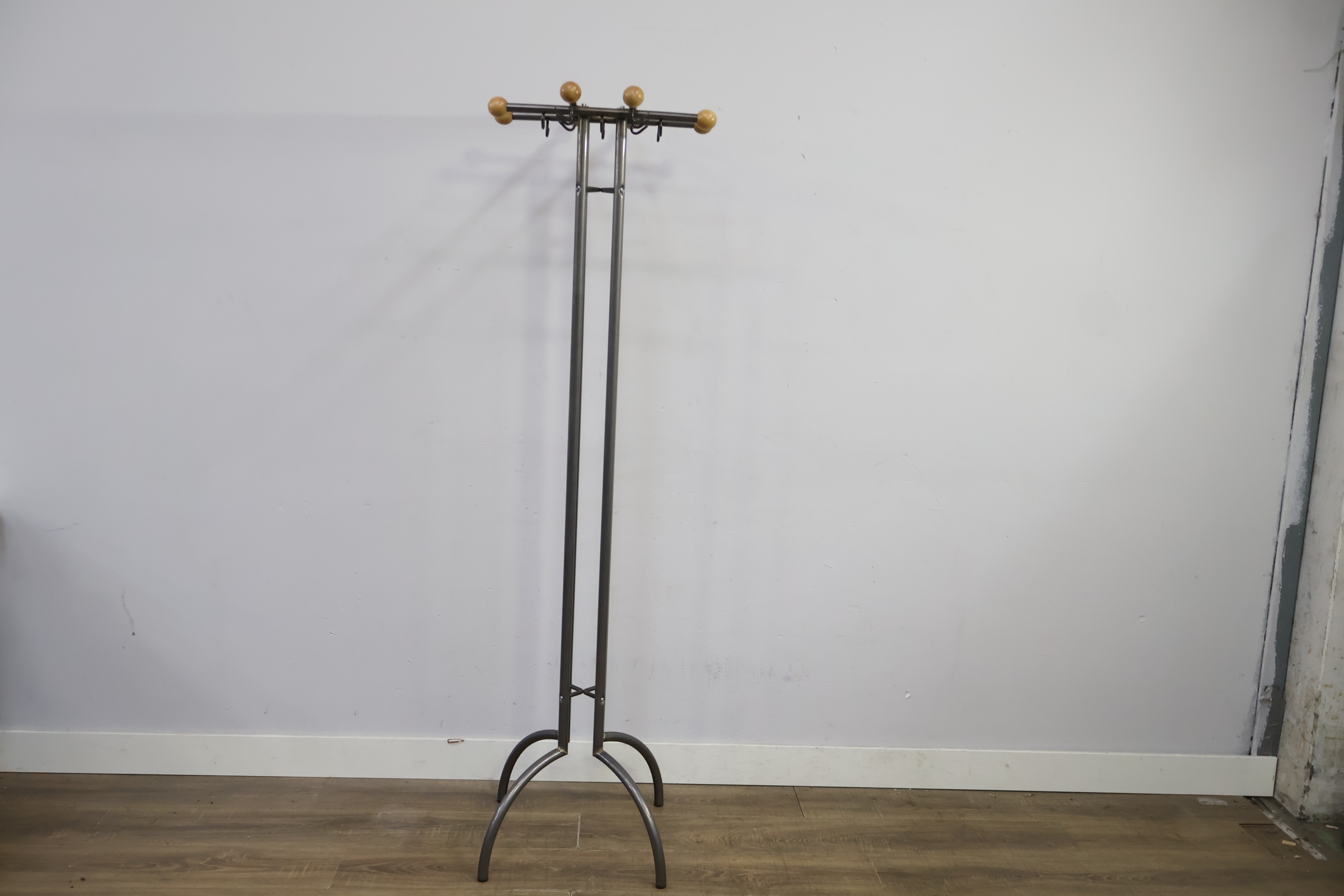 Staande kapstok met metalen frame en houten knoppen – foto 4 – kavel bij GSD Auctions, Zoeterwoude