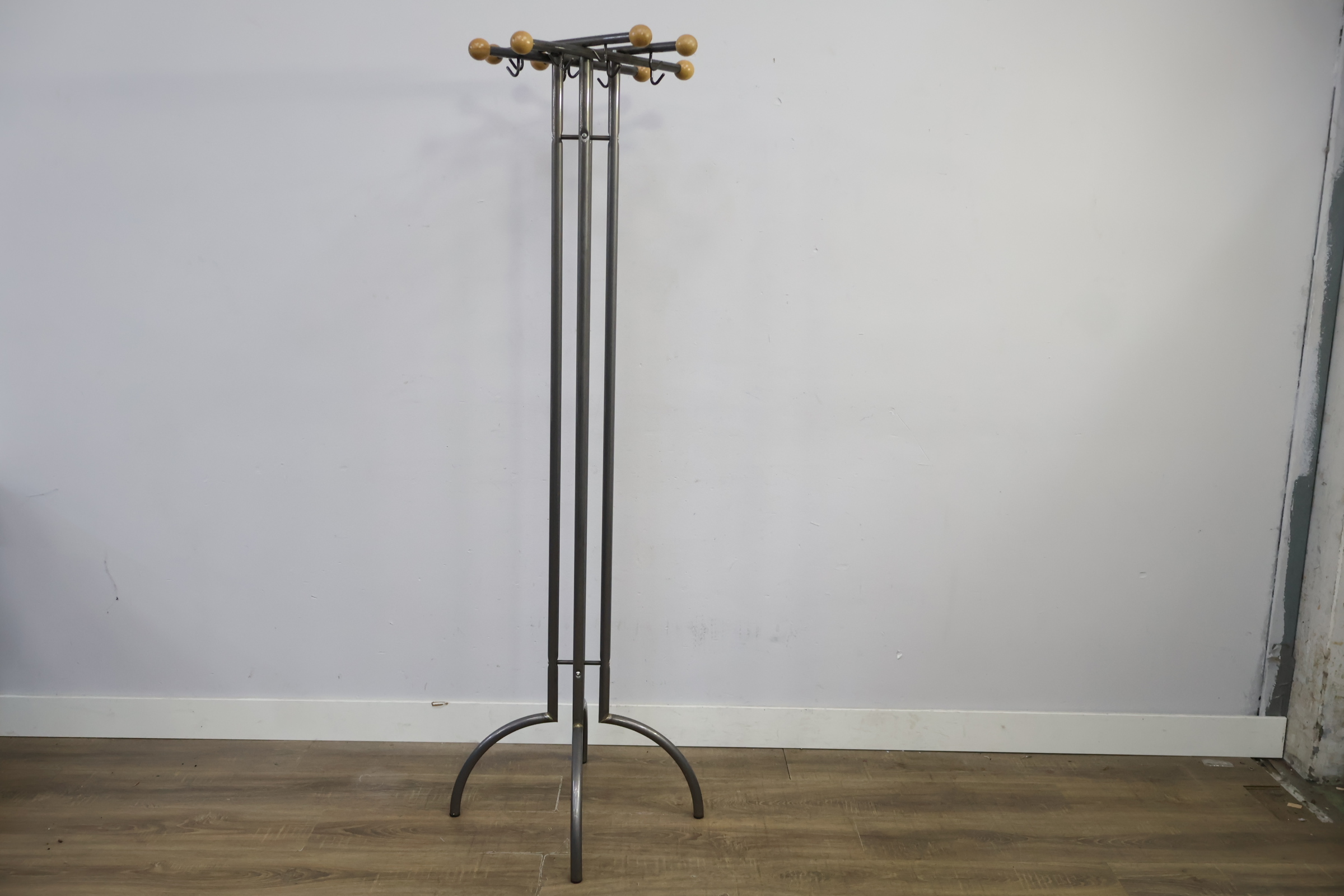 Staande kapstok met metalen frame en houten knoppen – foto 5 – kavel bij GSD Auctions, Zoeterwoude