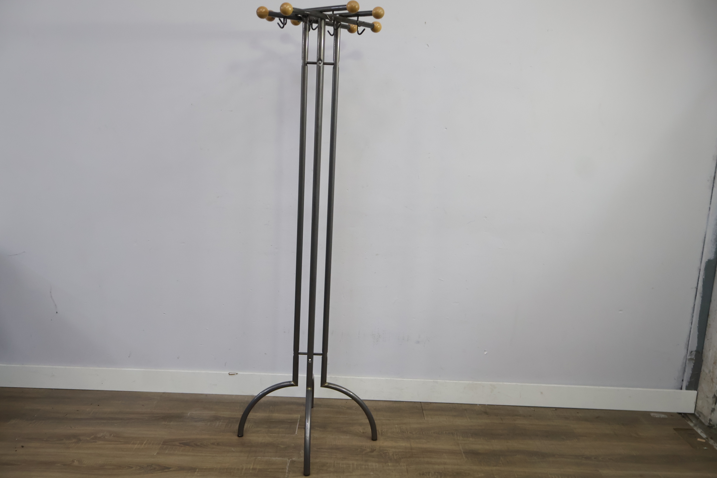 Staande kapstok met metalen frame en houten knoppen – foto 6 – kavel bij GSD Auctions, Zoeterwoude