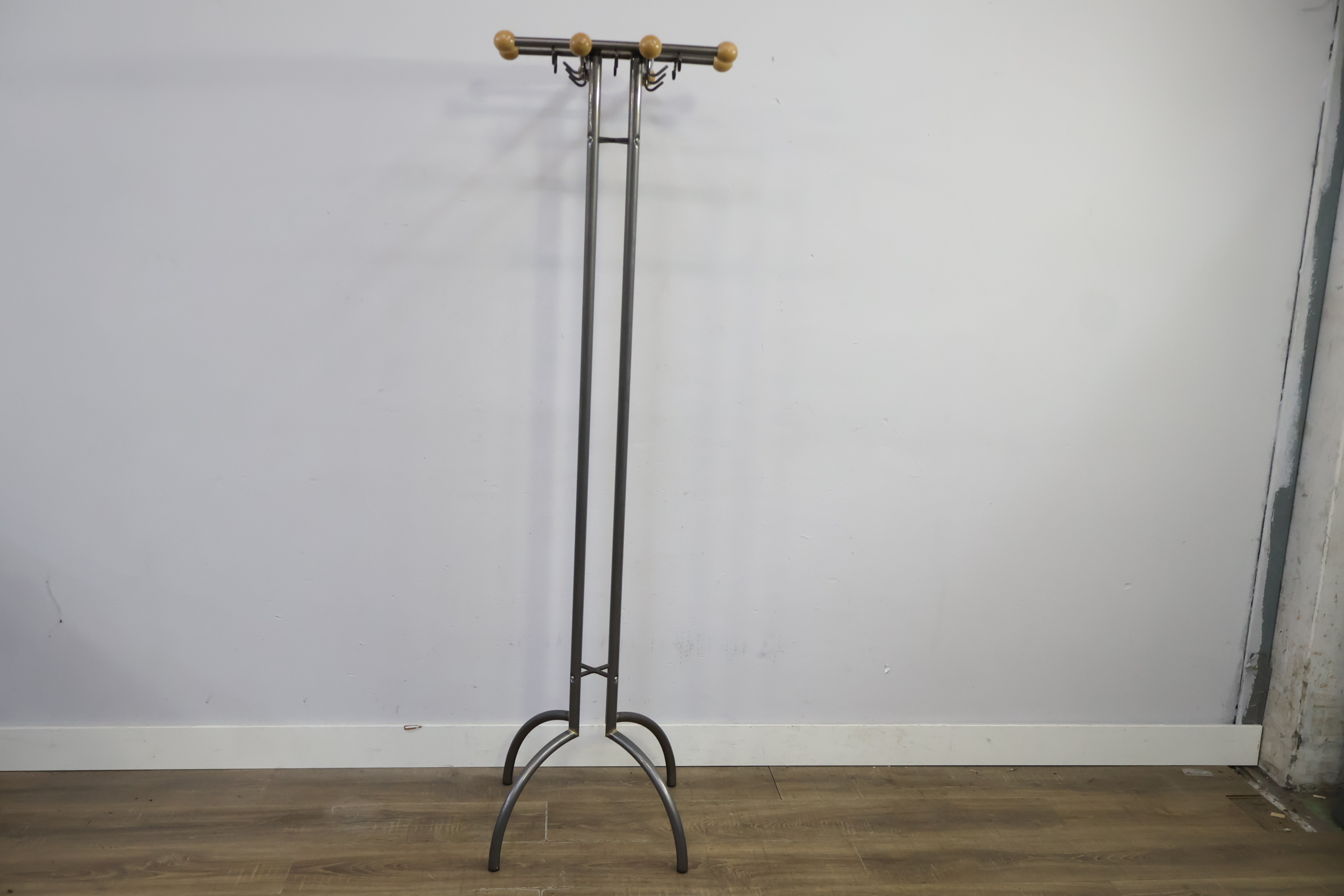 Staande kapstok met metalen frame en houten knoppen – foto 7 – kavel bij GSD Auctions, Zoeterwoude